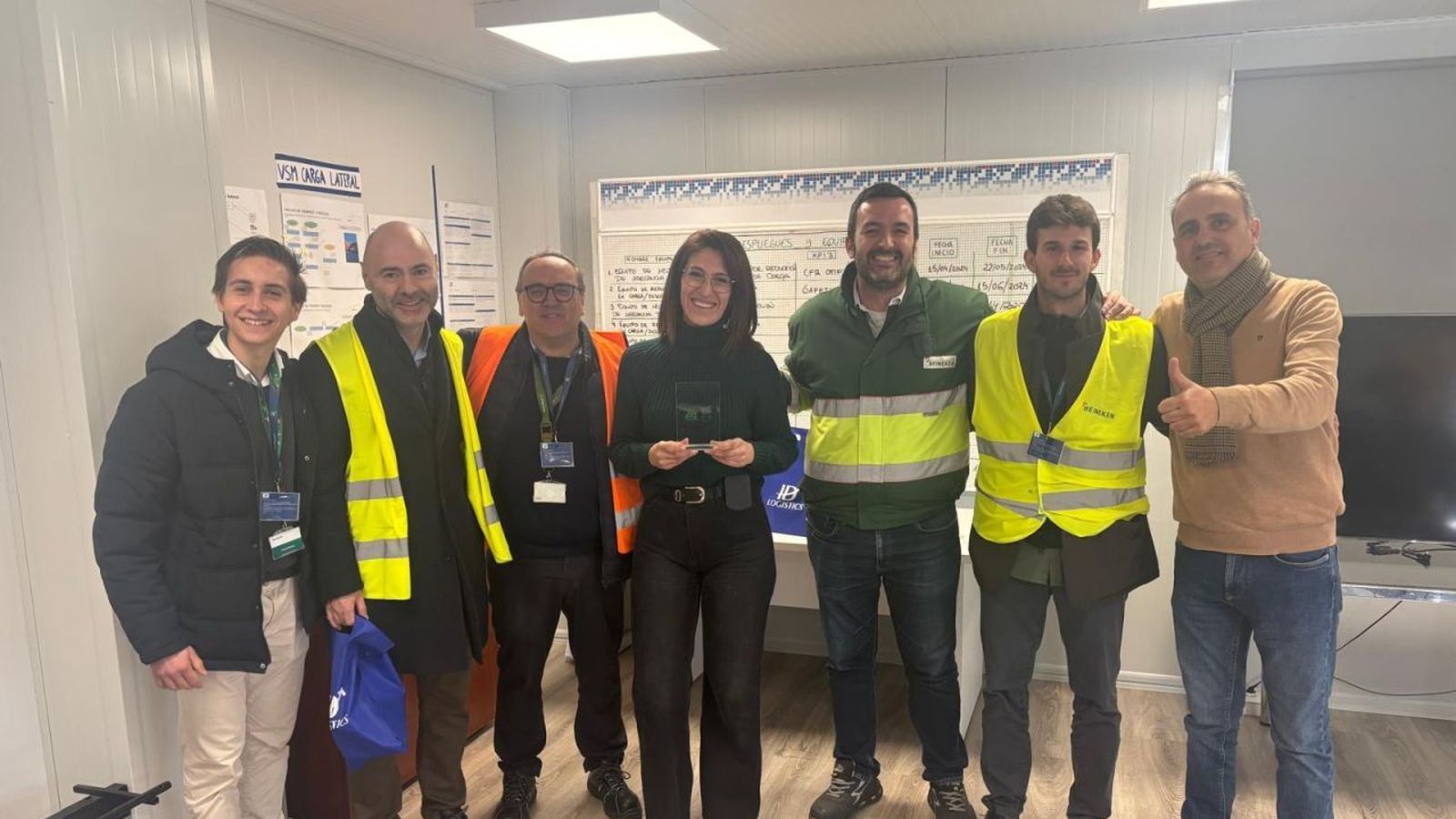 Una parte del equipo de ID Logistics en Jaén posa con el premio Best Place to Load 2025.