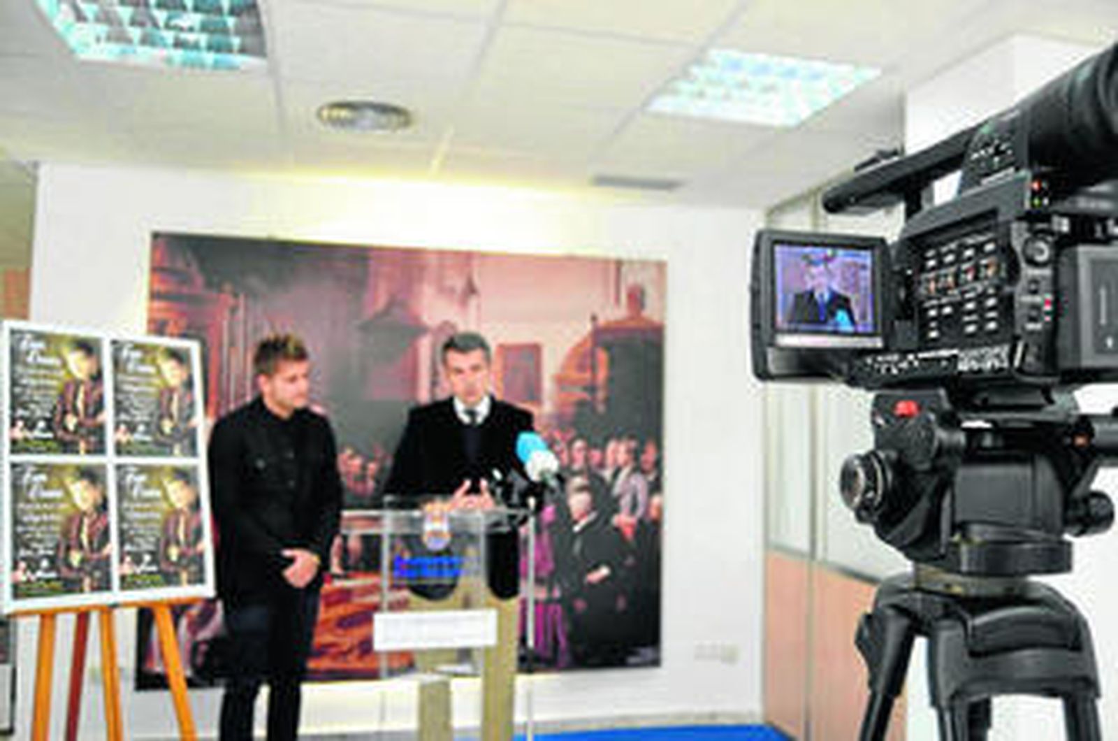 Fran Ocaña, junto a Romero, que presenta a este artista de San Fernando.