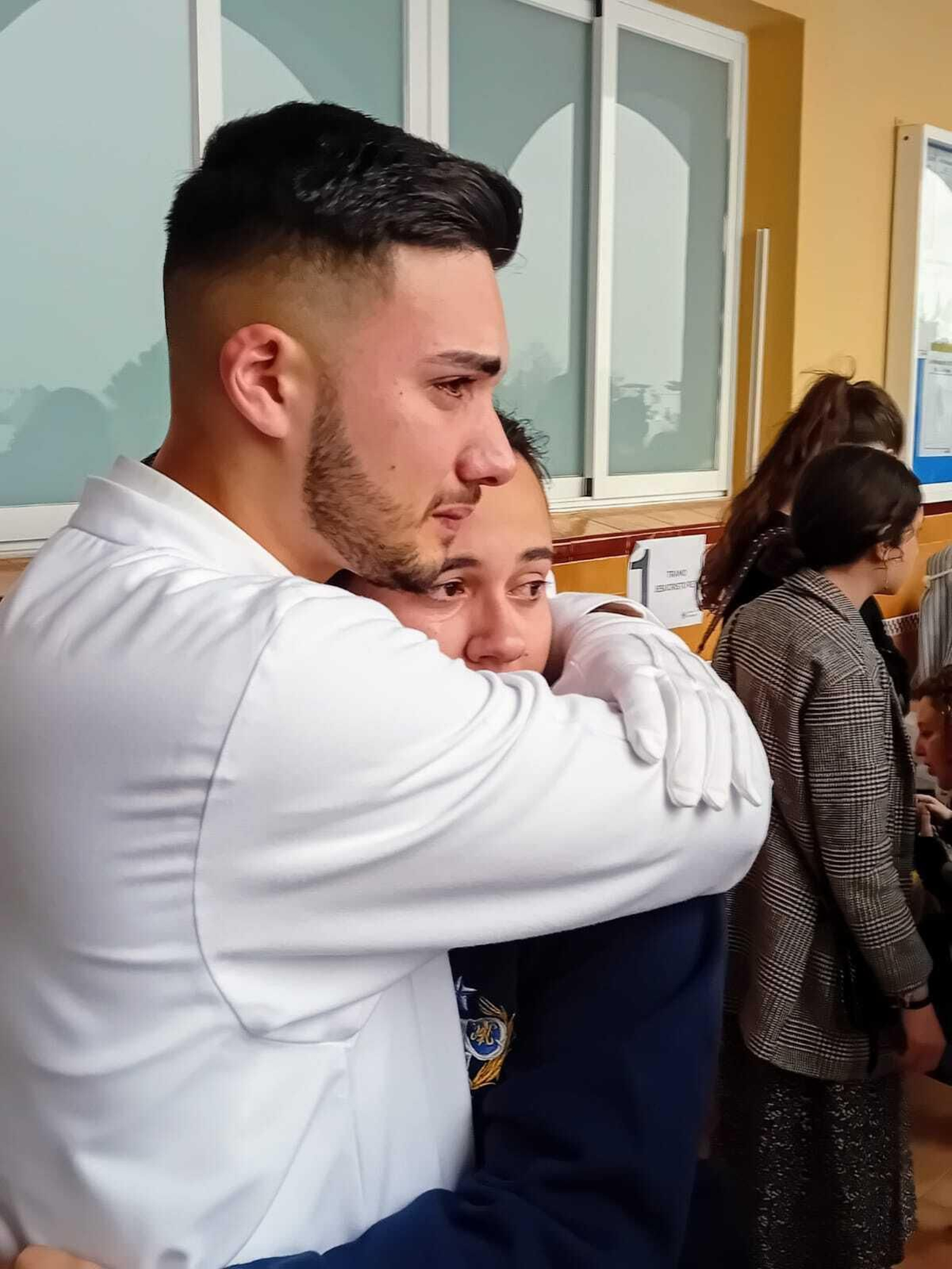 Jóvenes muestran su tristeza tras la suspensión de la salida de La Borriquita.