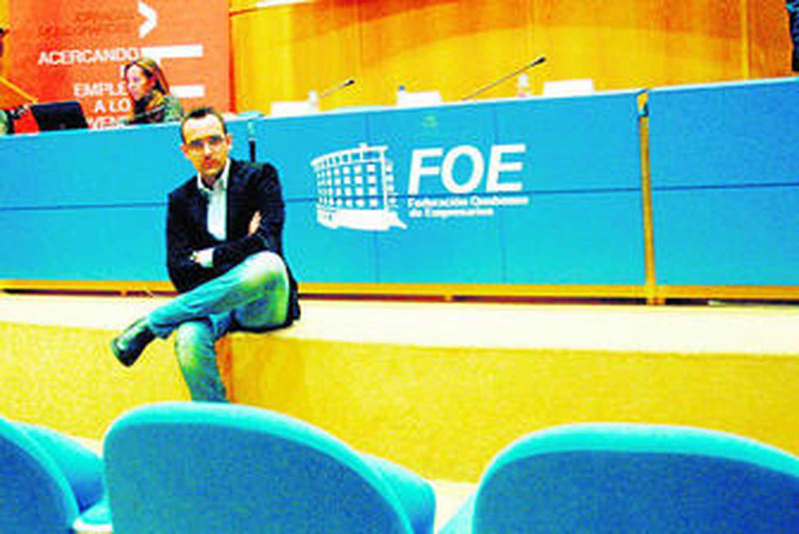 El nuevo experto en empleo juvenil, Risto Mejide, posa ante el estrado del salón de actos de la FOE antes de su mesa redonda de ayer.