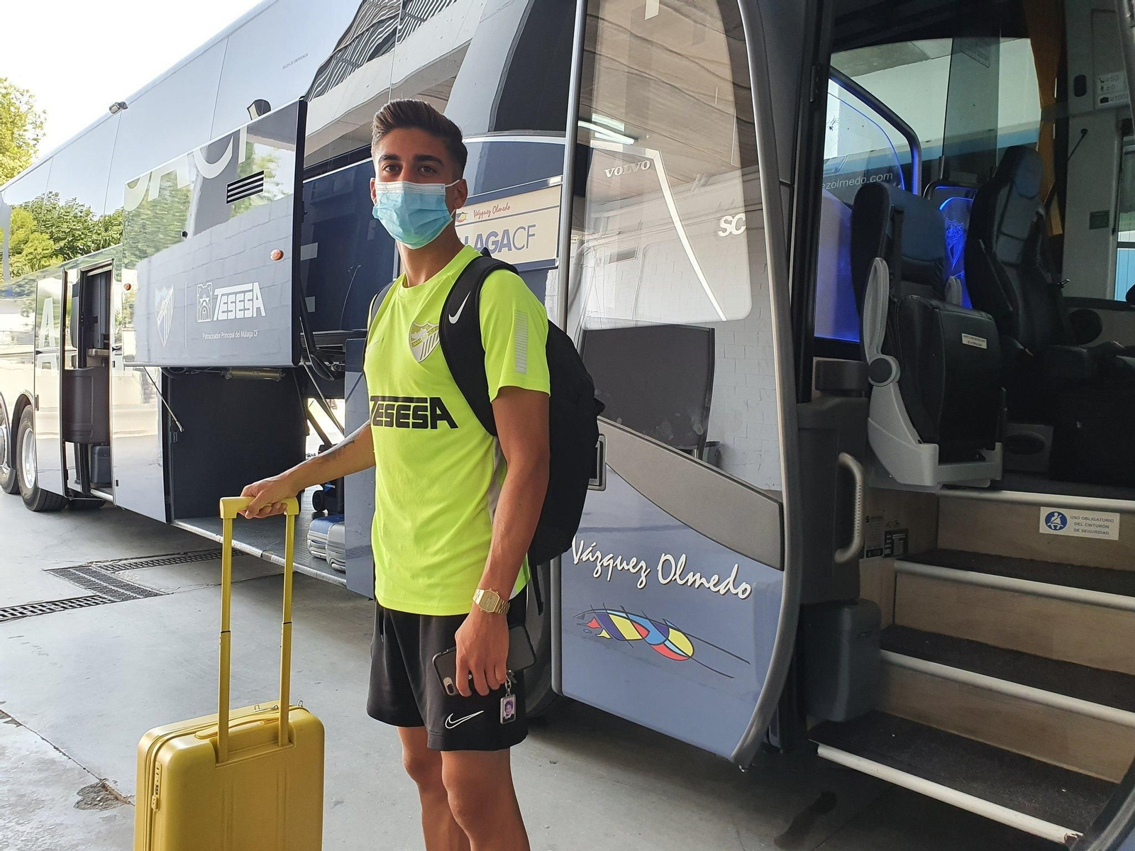 El canterano Cristo antes de subir al autobús rumbo a Alhaurín el Grande.