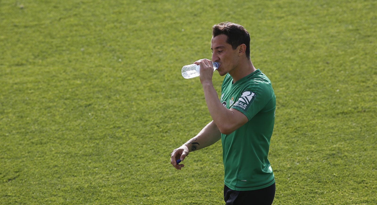 Guardado se refresca en un entrenamiento del Betis.