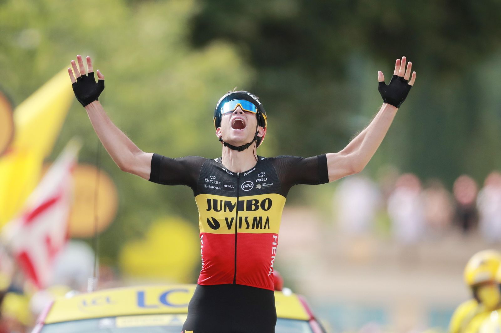 Van Aert  alza los brazos en su victoria
