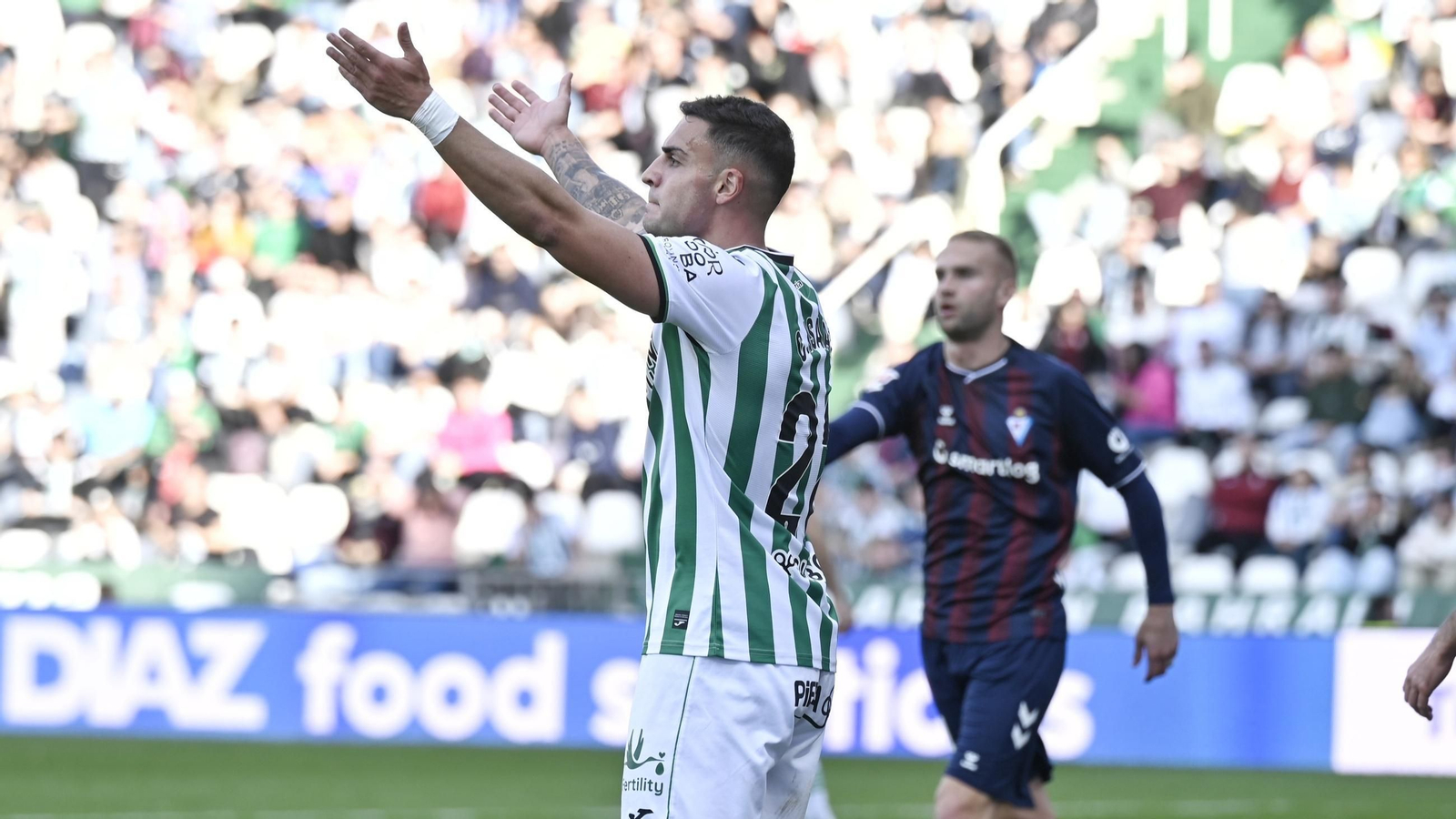 Carlos Isaac reclama al árbitro en el último partido del Córdoba CF.