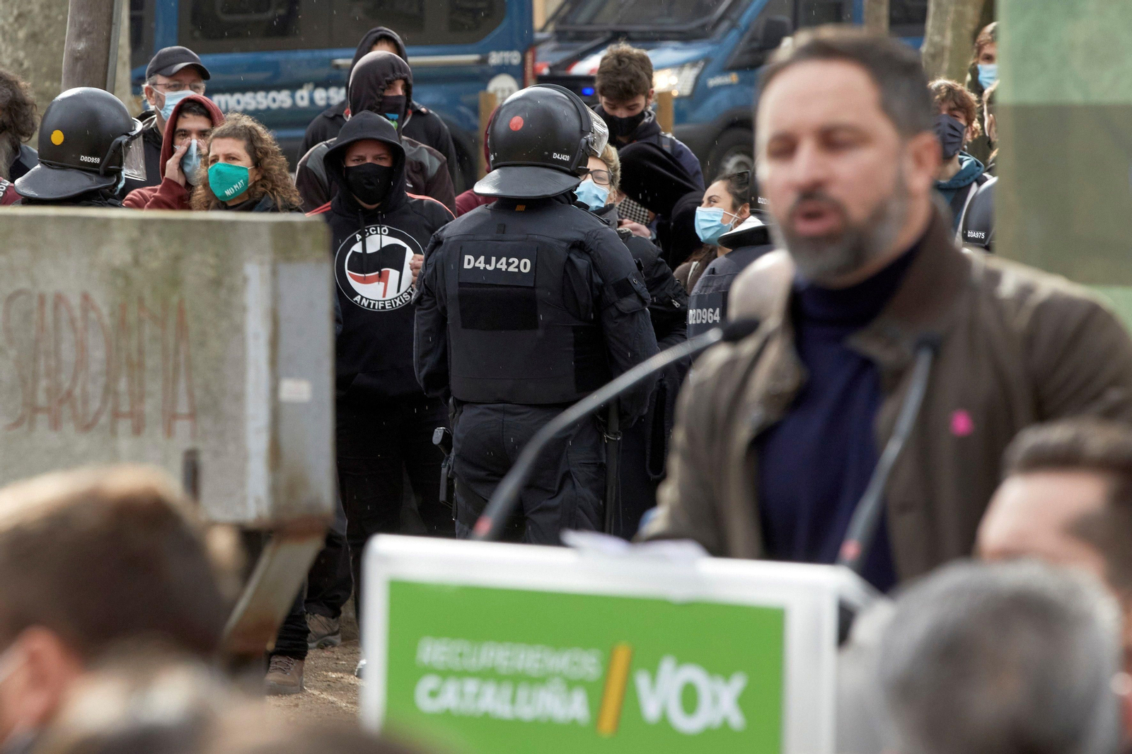 La policía controla a los manifestantes mientras Santiago Abascal interviene en el acto electoral La policía controla a los manifestantes mientras Santiago Abascal interviene en el acto electoral