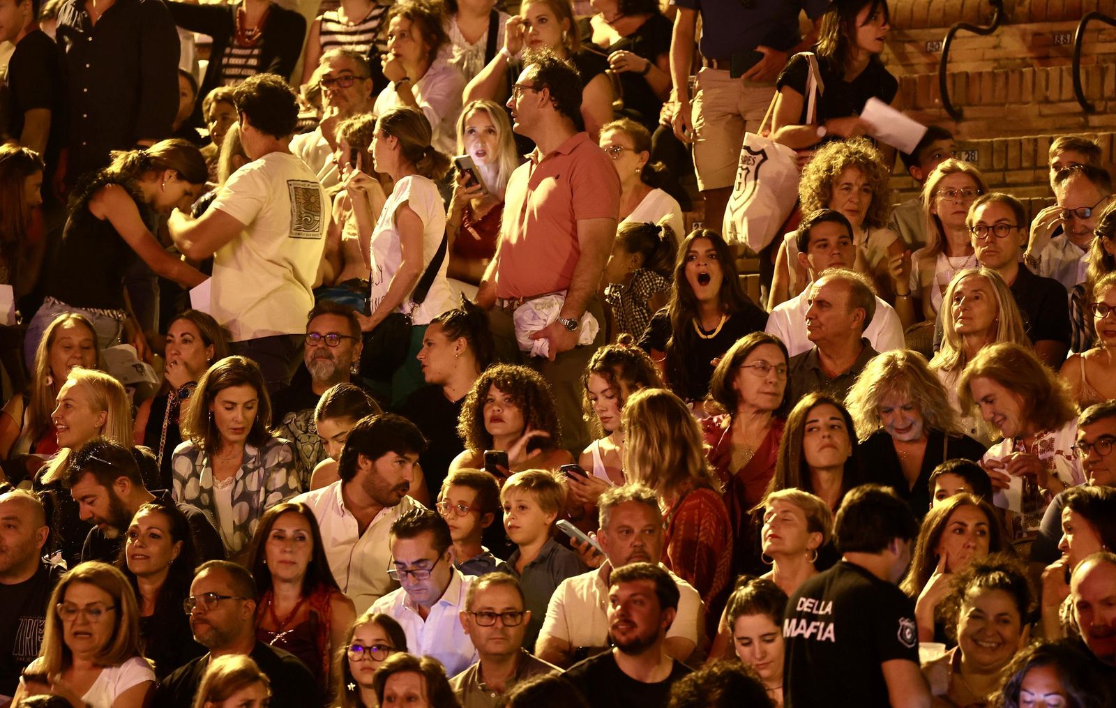 Búscate en el concierto de Hombres G