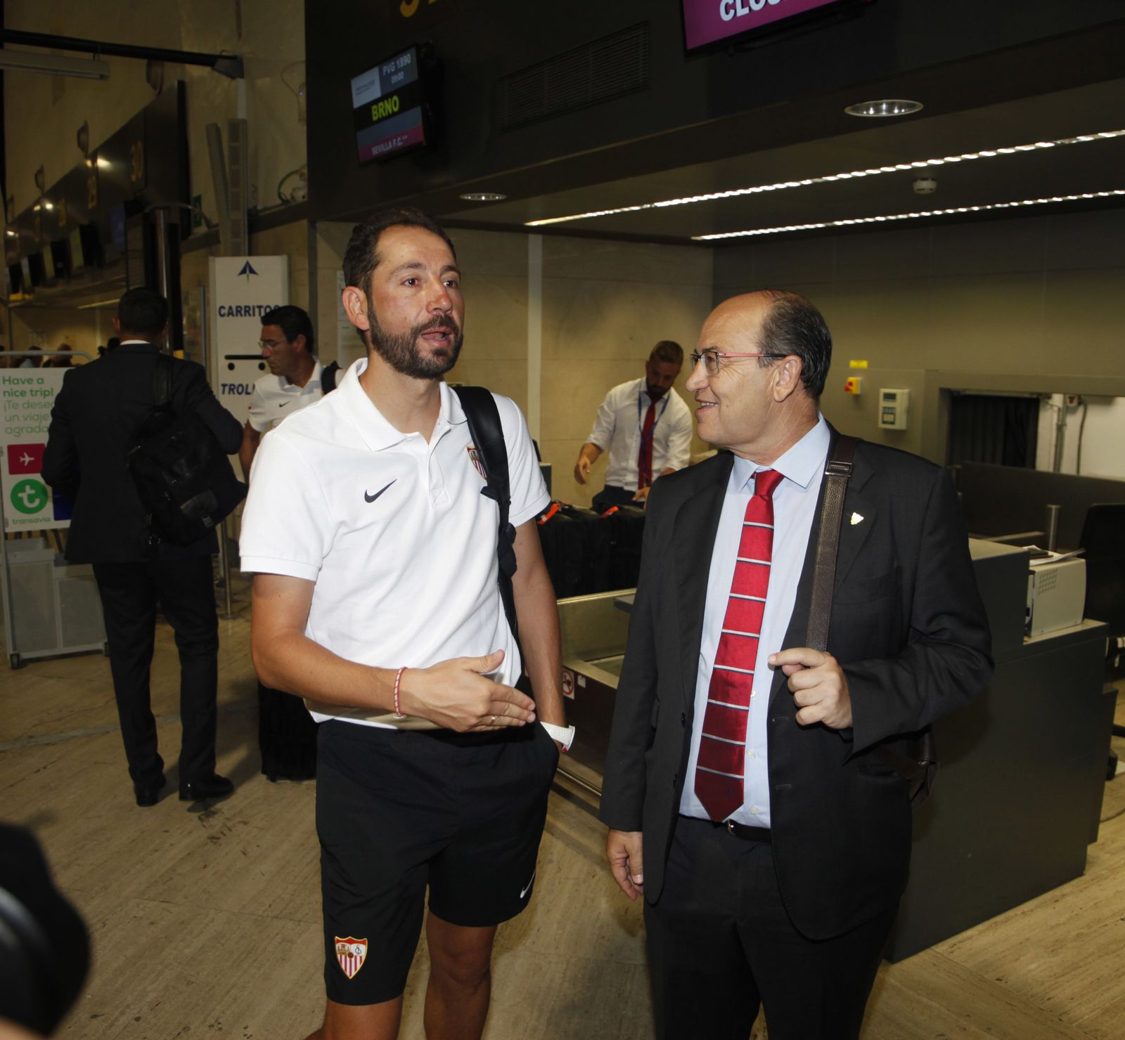 Pablo Machín dialoga con José Castro en el aeropuerto.