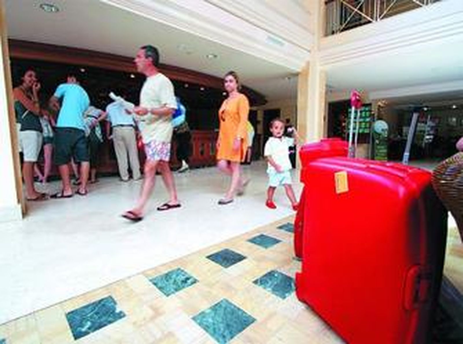 Recepción de uno de los hoteles de la costa de Chiclana en una imagen de este verano.