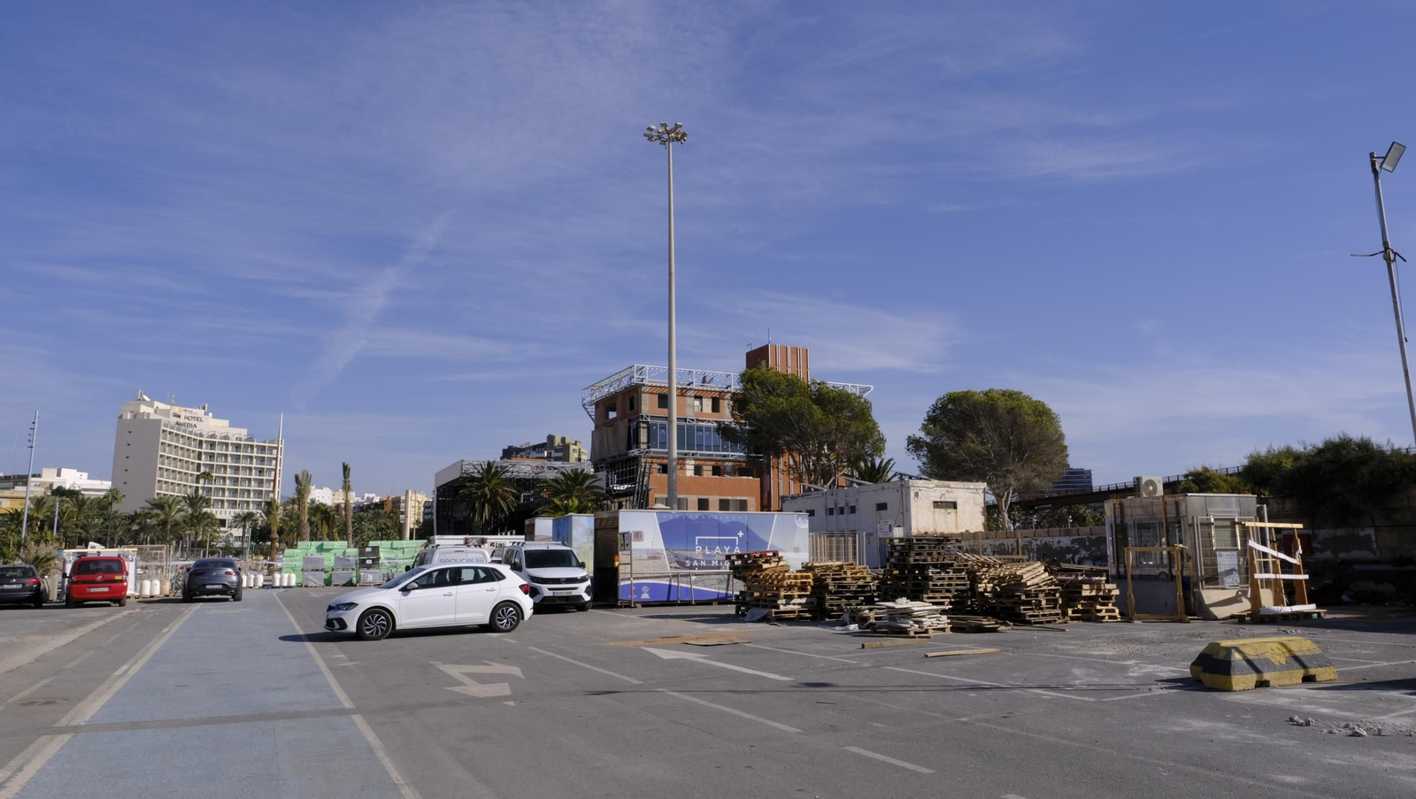 La prueba del izado de la bandera española y las obras del Puerto de Almería, en imágenes