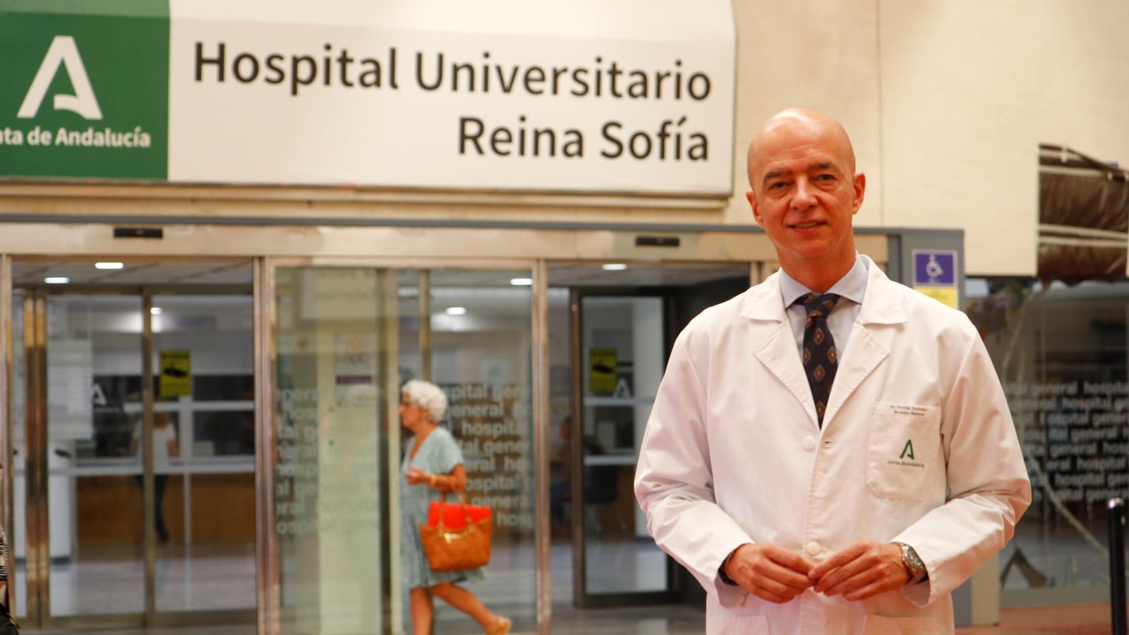 Francisco Triviño, frente a la entrada del Hospital General del Reina Sofía.