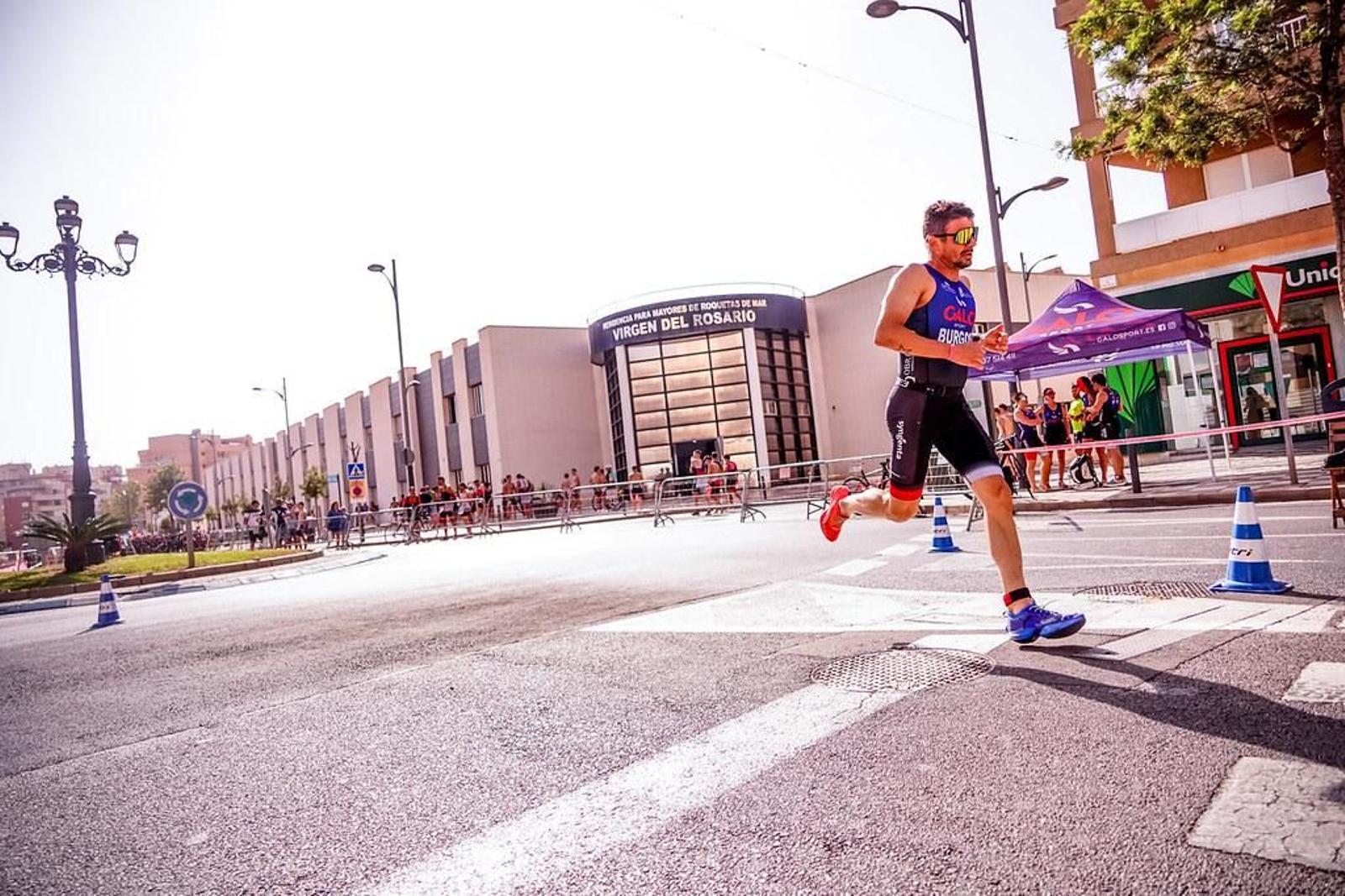 Un triatleta a su paso por uno de los tramos de la carrera a pie de la edición del pasado año celebrada en Roquetas de Mar.