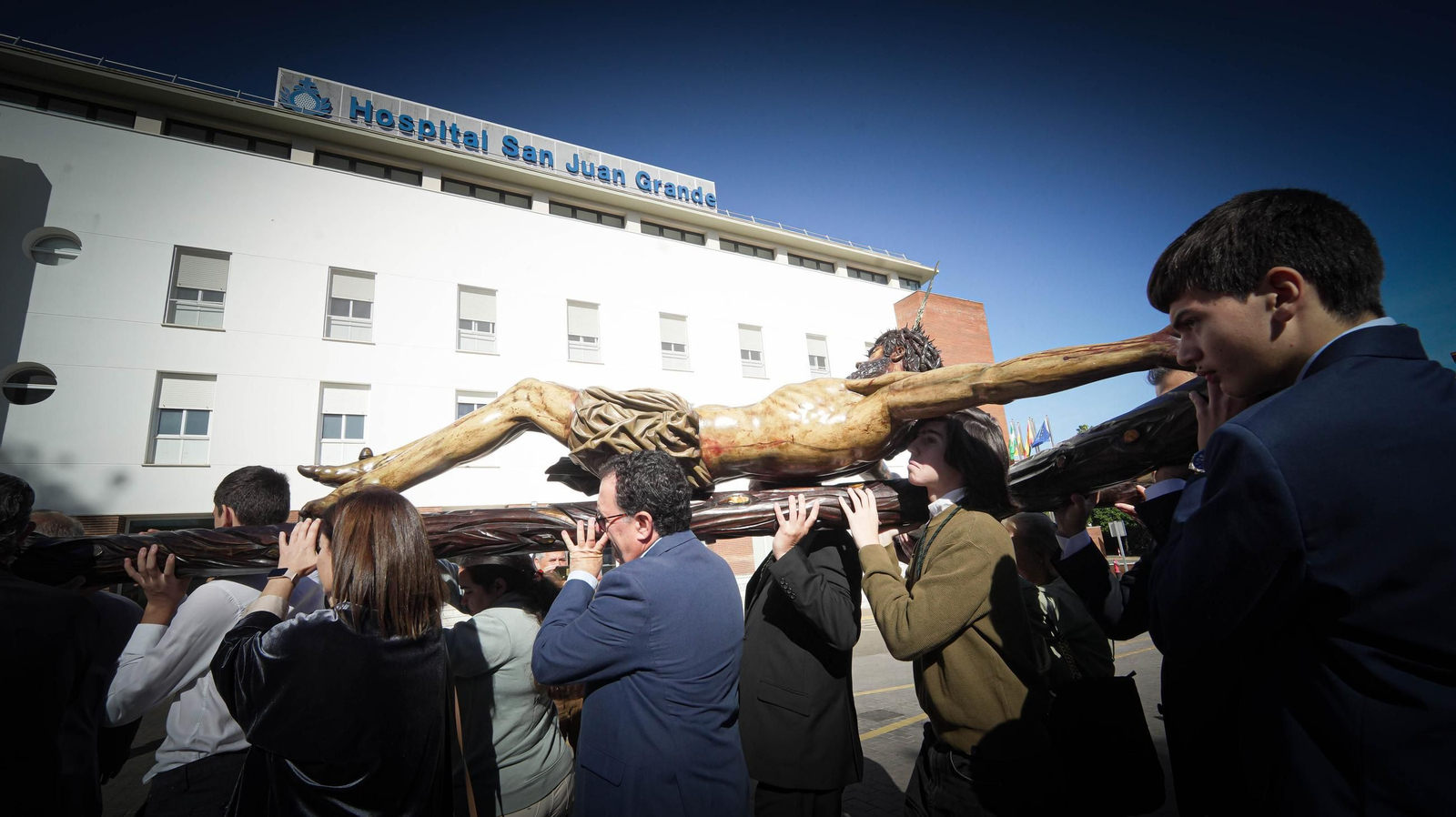 Imágenes del Cristo de la Esperanza con los ancianos del San Juan Grande en Jerez