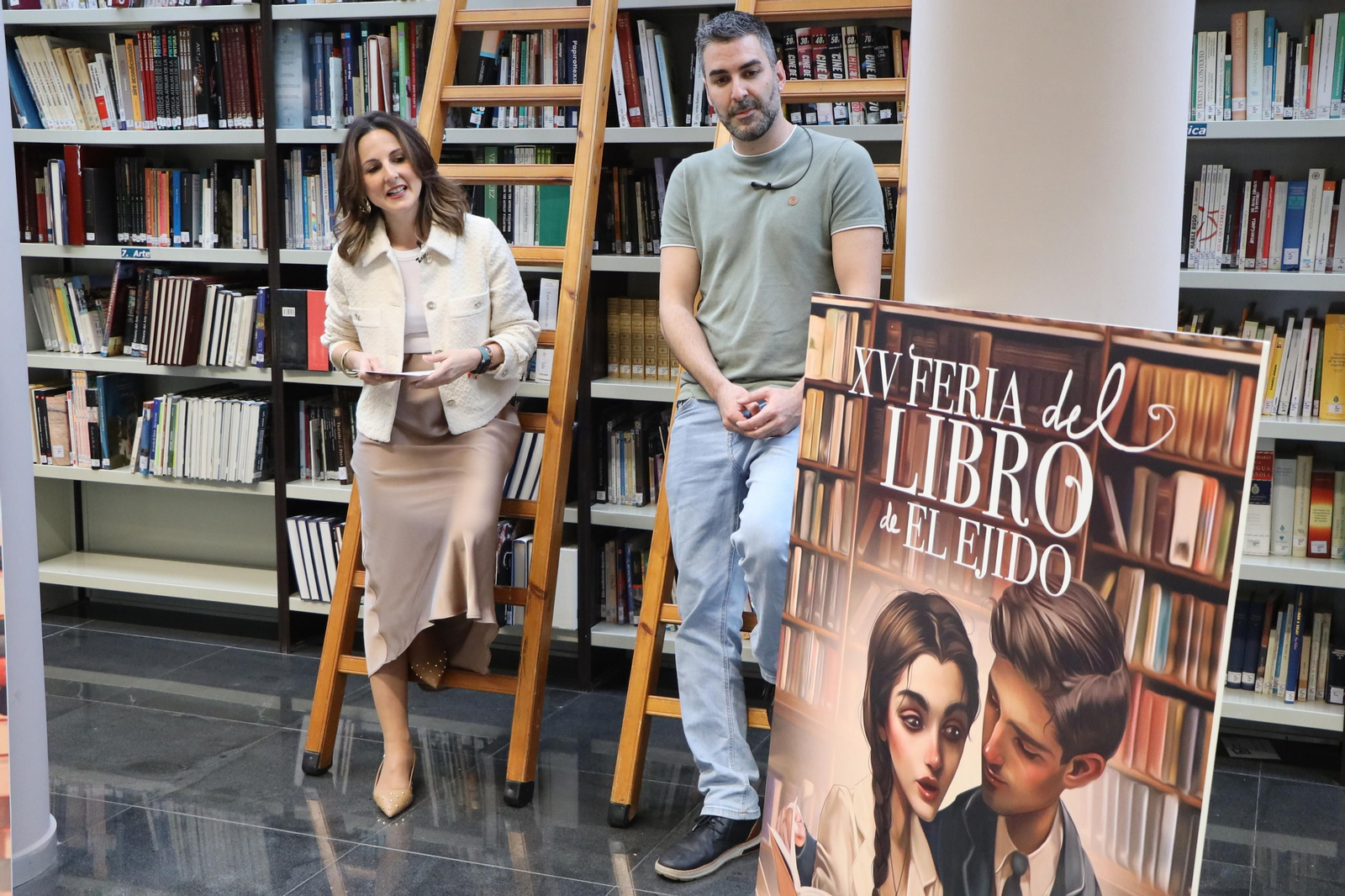 La concejala de Cultura, Elena Gómez con el ilustrador, Antonio Lorente presentando la Feria del Libro de El Ejido.