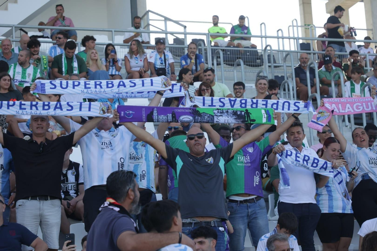 Las mejores fotos del ambiente en el Municipal de La Línea para el Málaga - Córdoba CF