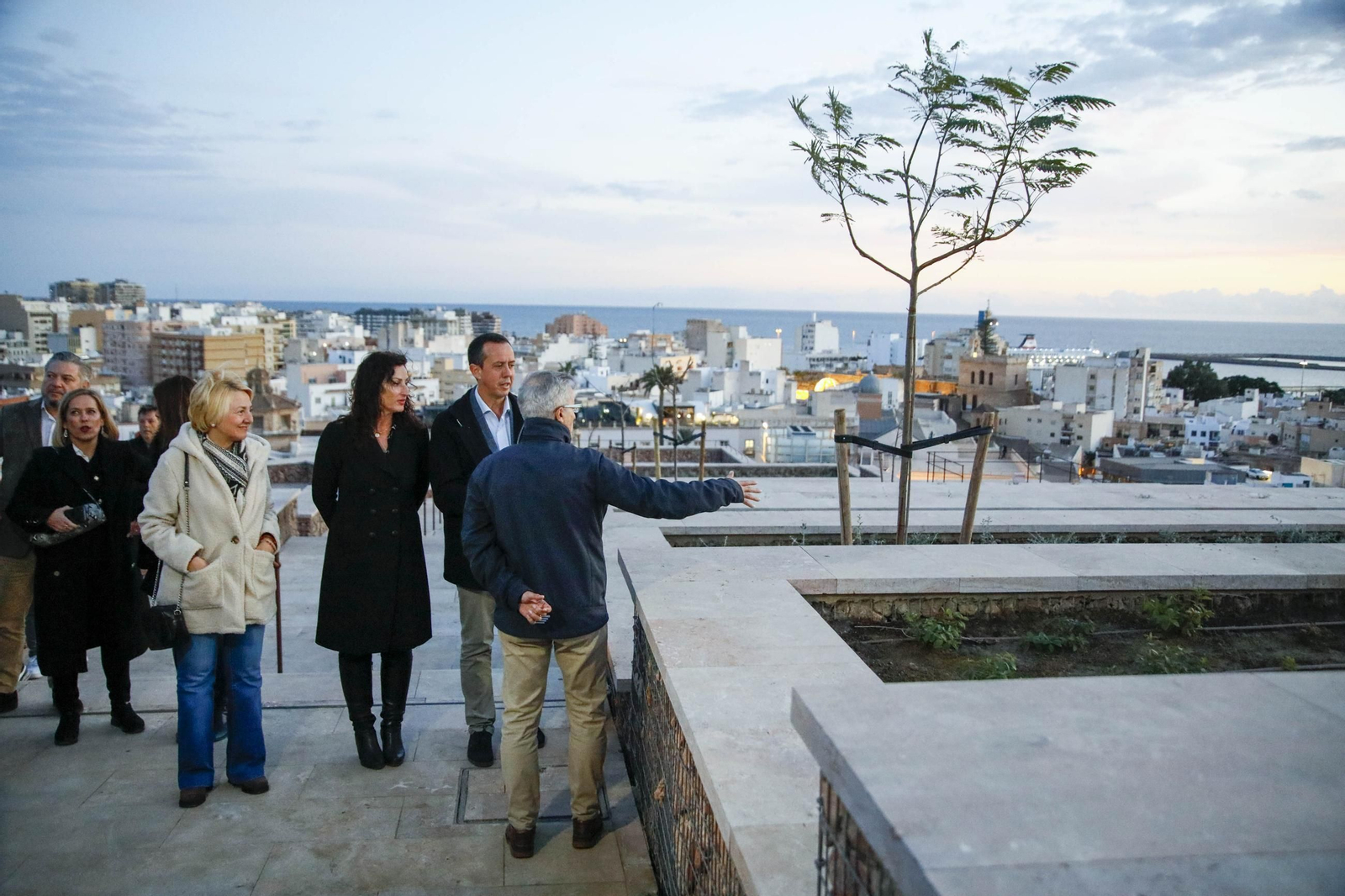 Las mejores imágenes del encendido de luces en el Cerro de San Cristobal de Almería
