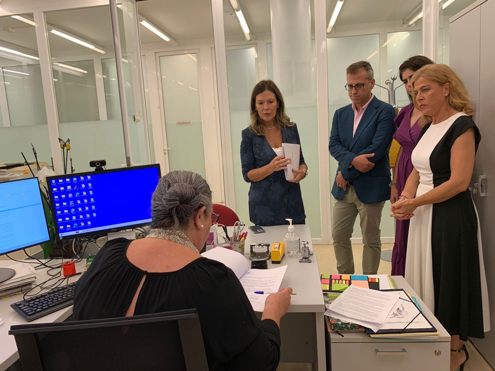 La concejal de Presidencia, junto a compañeros de grupo, registra la moción del PP