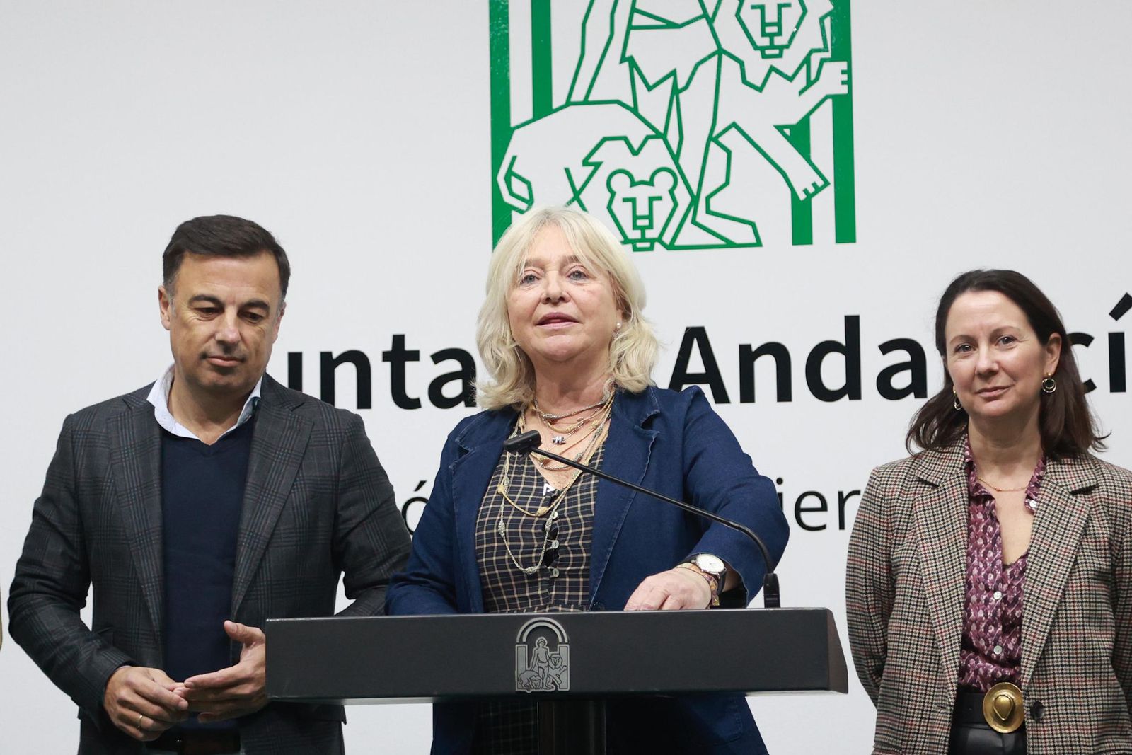 Mercedes Colombo, con dos de sus delegados territoriales, durante la presentación del balance de gestión de 2025.