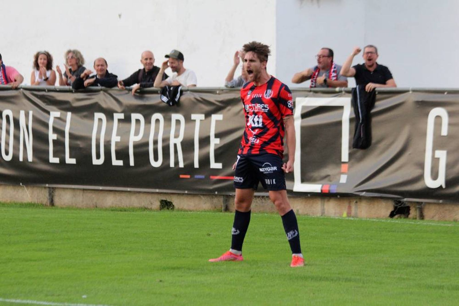 Salinas festeja un gol en su primera etapa en el Yeclano