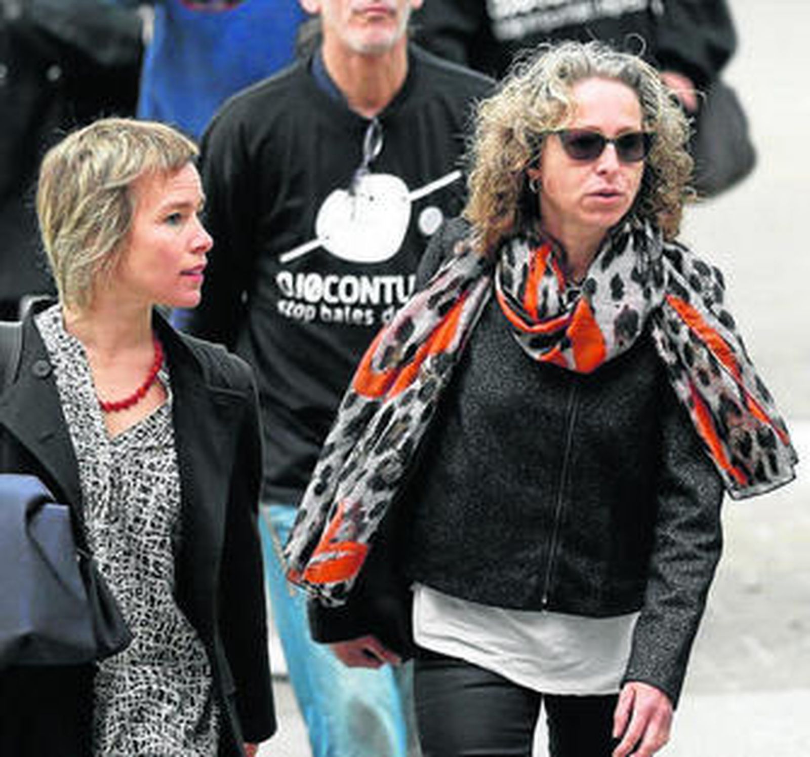 Ester Quintana, a la derecha, a su llegada ayer a la Audiencia de Barcelona.