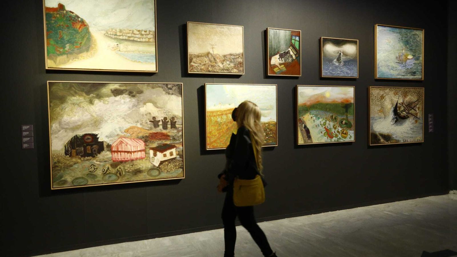 La muestra reúne pinturas de diversas dimensiones y formatos.