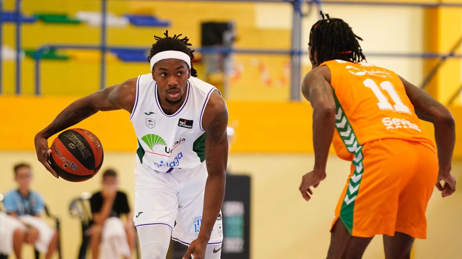 Kendrick Perry bota el balón ante Evans en la Copa Andalucía.