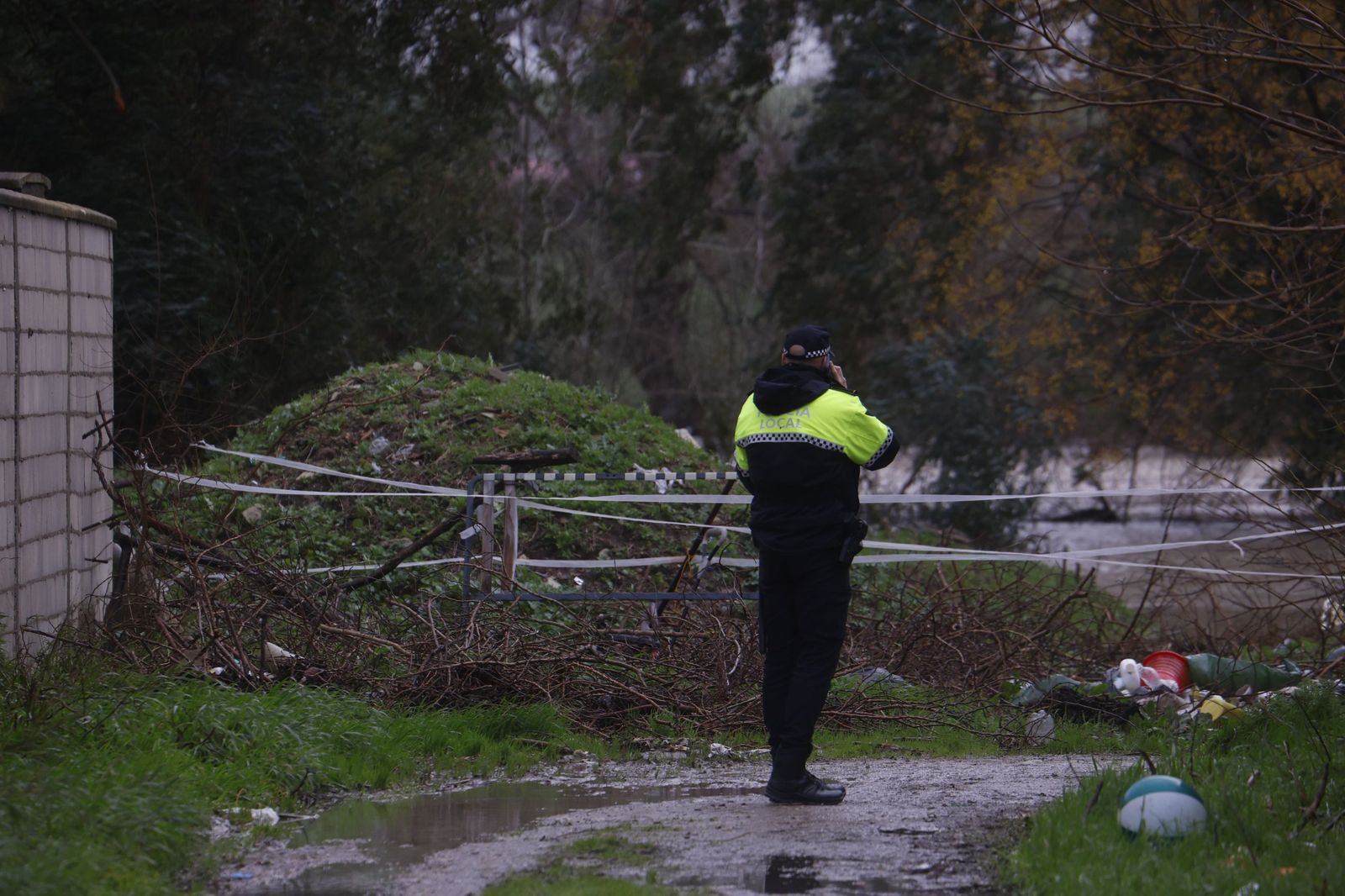 Los vecinos de Guadalvalle desalojan sus parcelas por la crecida del Guadalquivir, en imágenes