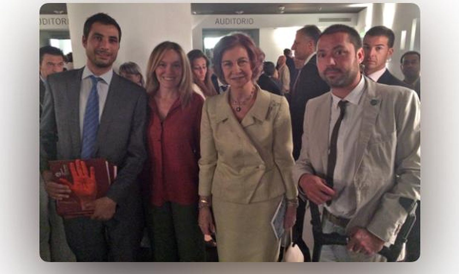 Víctor López junto a la Reina en la Bienal de Arte Contemporáneo de Fundación ONCE de 2014.