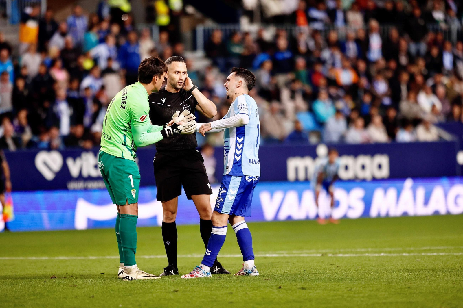 Las fotos del imponente ambiente en La Rosaleda en el Málaga - Córdoba CF
