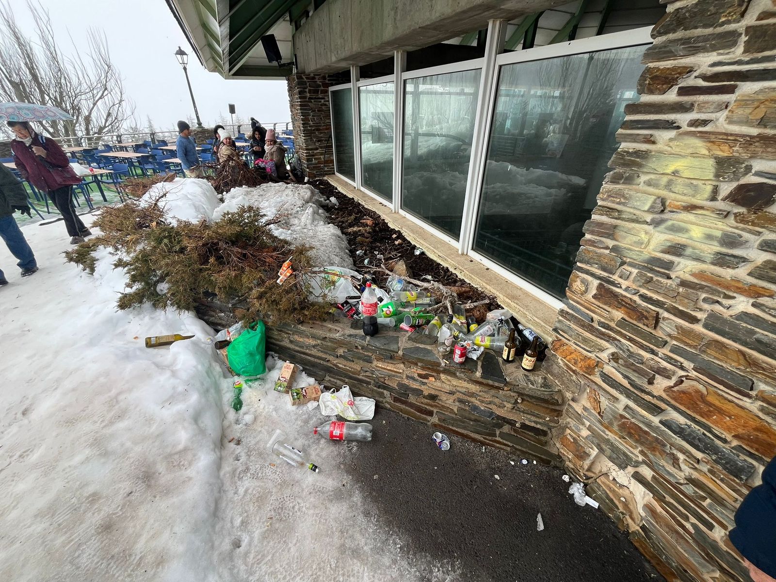 Residuos y basura en una zona de la urbanización de Pradollano, en Sierra Nevada