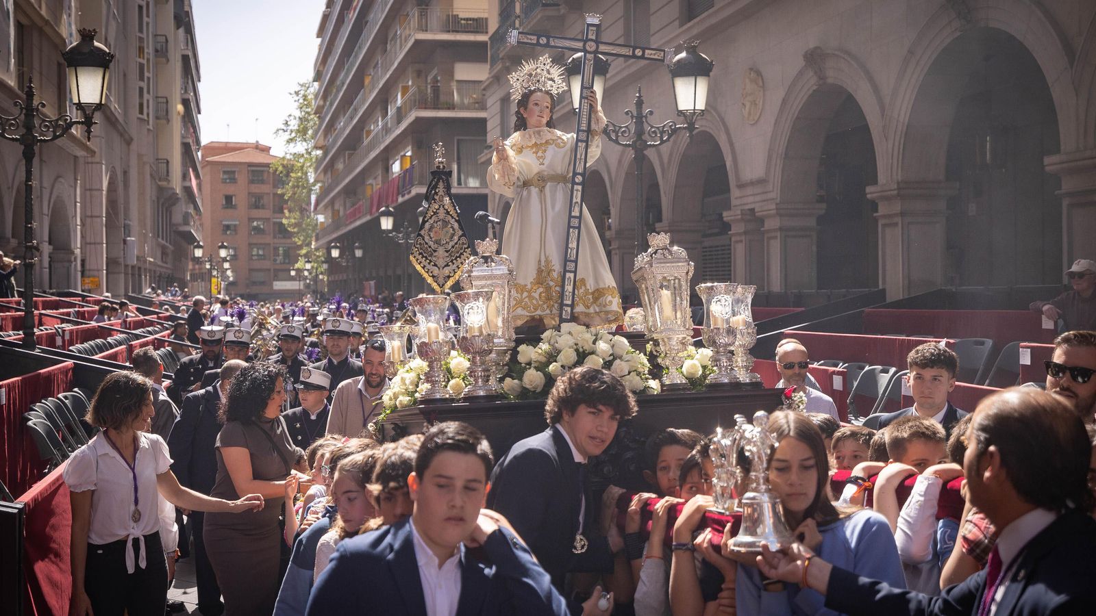 El Dulce Nombre de Jesús portado por los niños en Ganivet