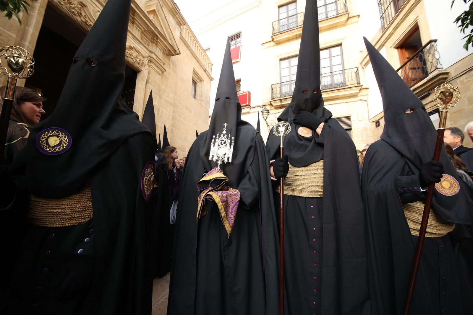 Nazarenos de negro de la cofradía de la Vera Cruz.