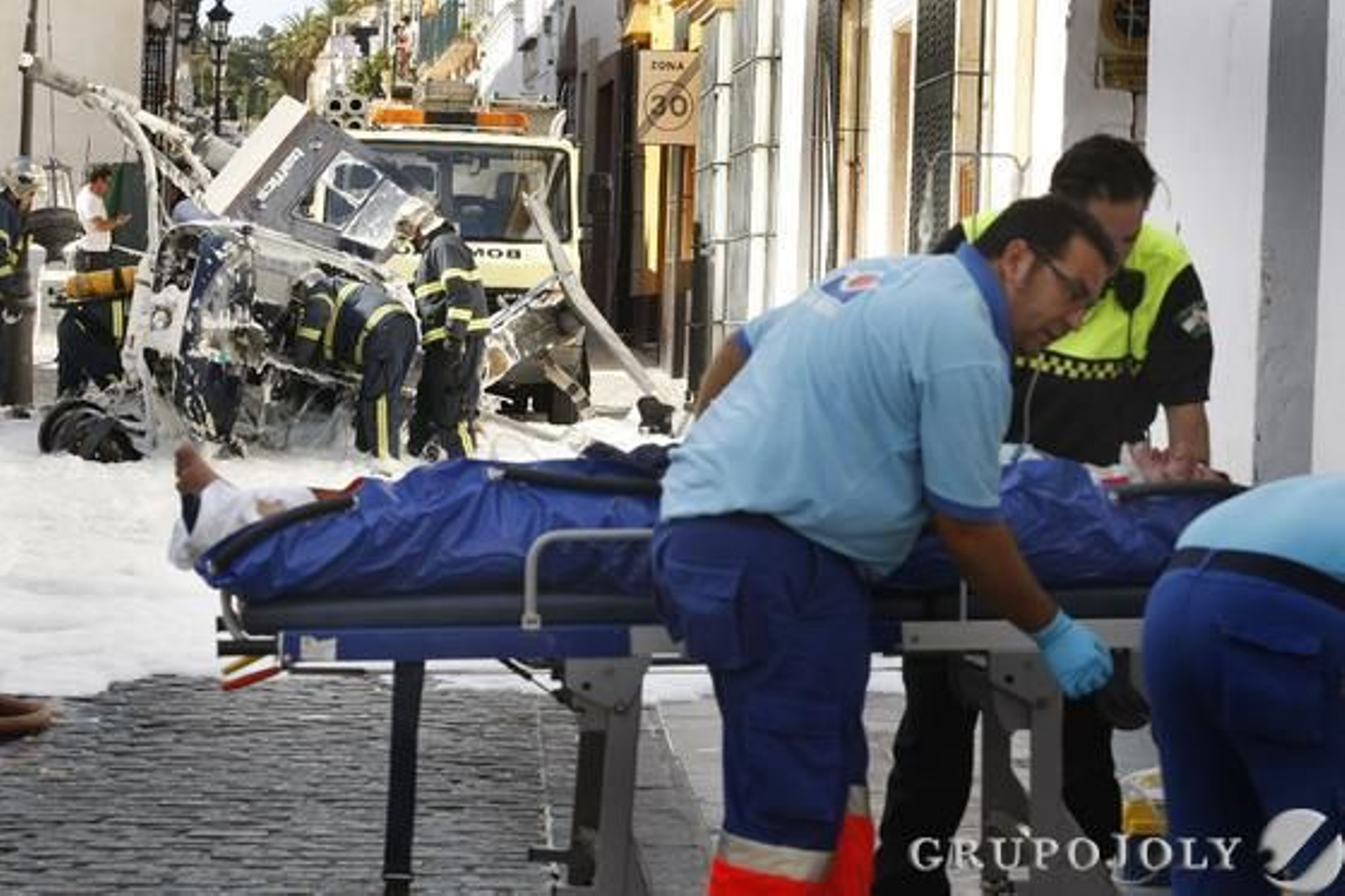 El piloto, que intentó aterrizar, acabó a pocos metros de la Iglesia Prioral Portuense. Heridos el piloto y los dos pasajeros, que tomaban imágenes turísticas de la ciudad./Fotos:Fito Carreto

Foto: Fito Carreto