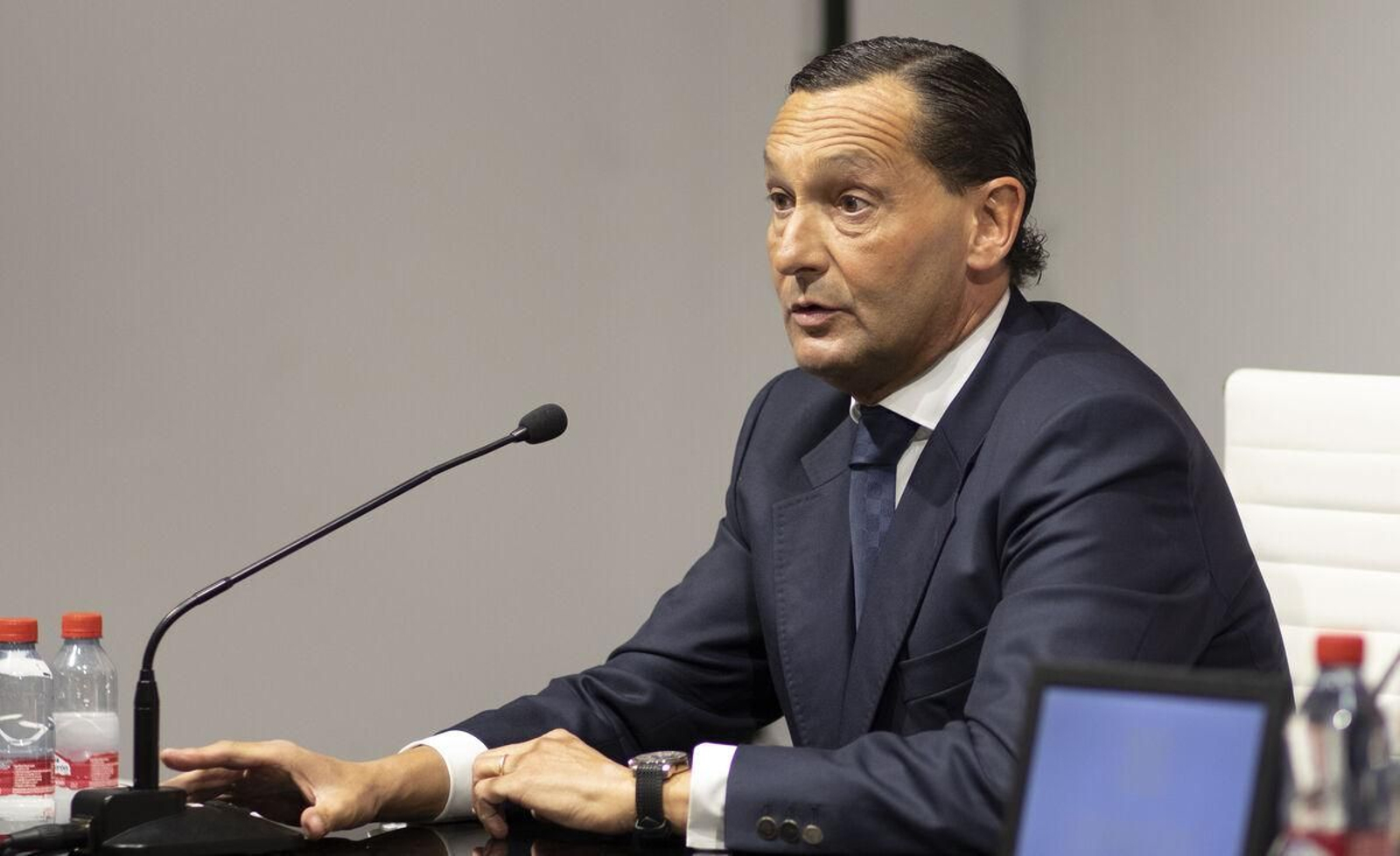 Alfredo García Amado habla ante los medios