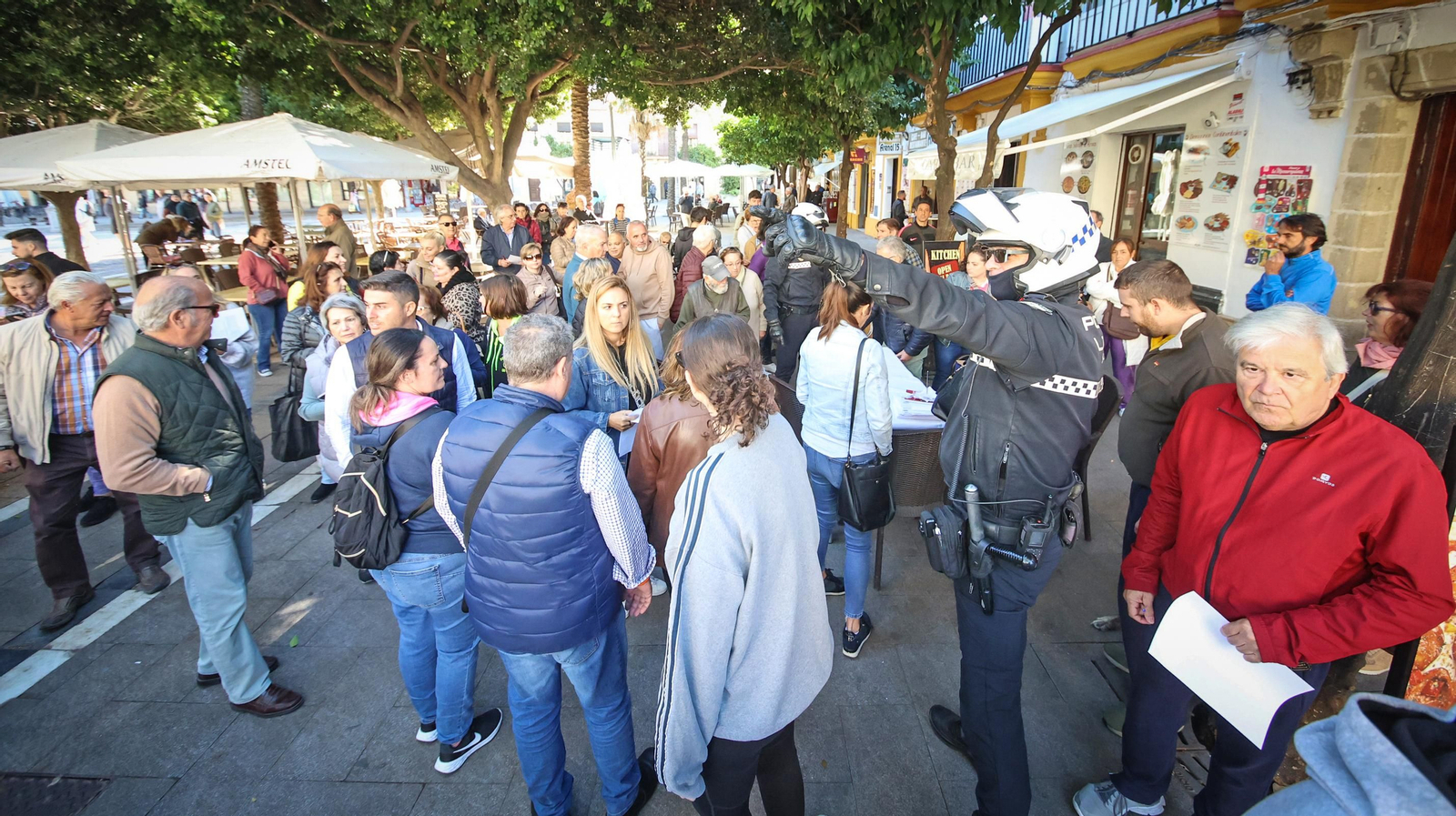 Colas en el  reparto de los bonos descuento para bares en Jerez