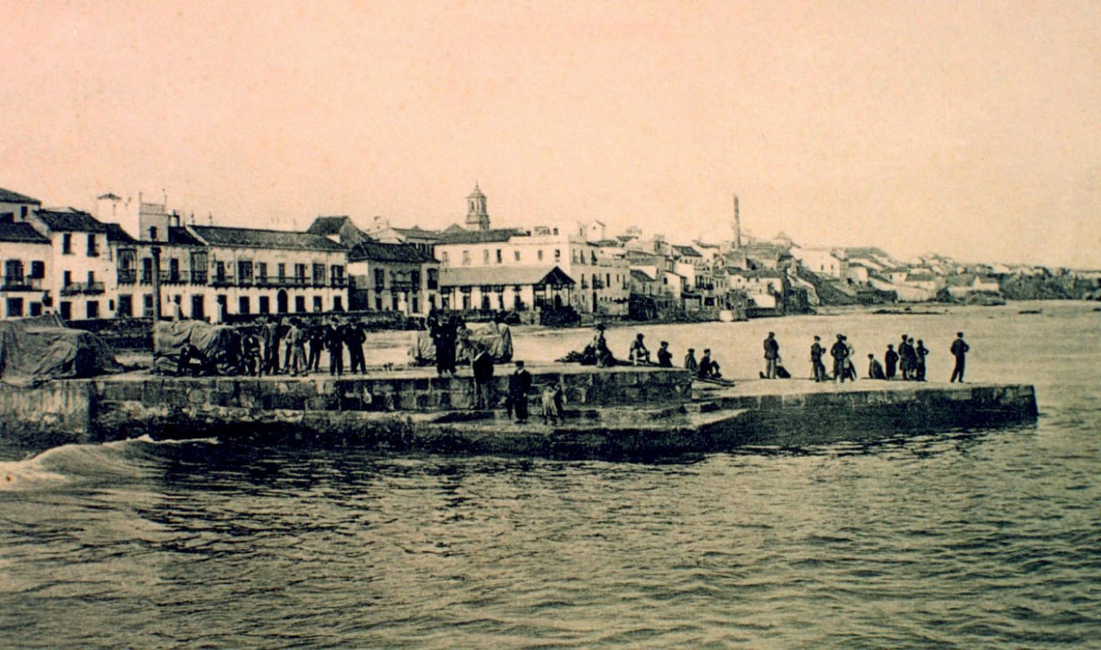 El muelle Comercial o Viejo construido por el Ayuntamiento entre los años 1870 y 1875.