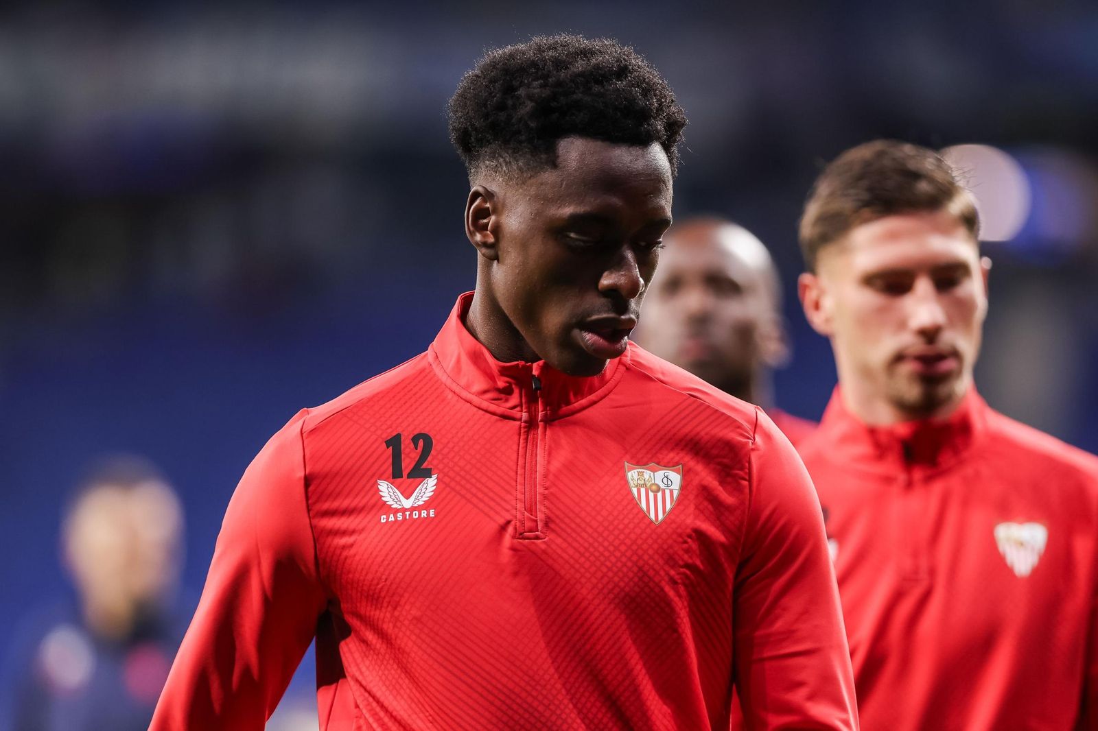 Lokonga, junto a Carmona, durante el calentamiento en Cornellá.