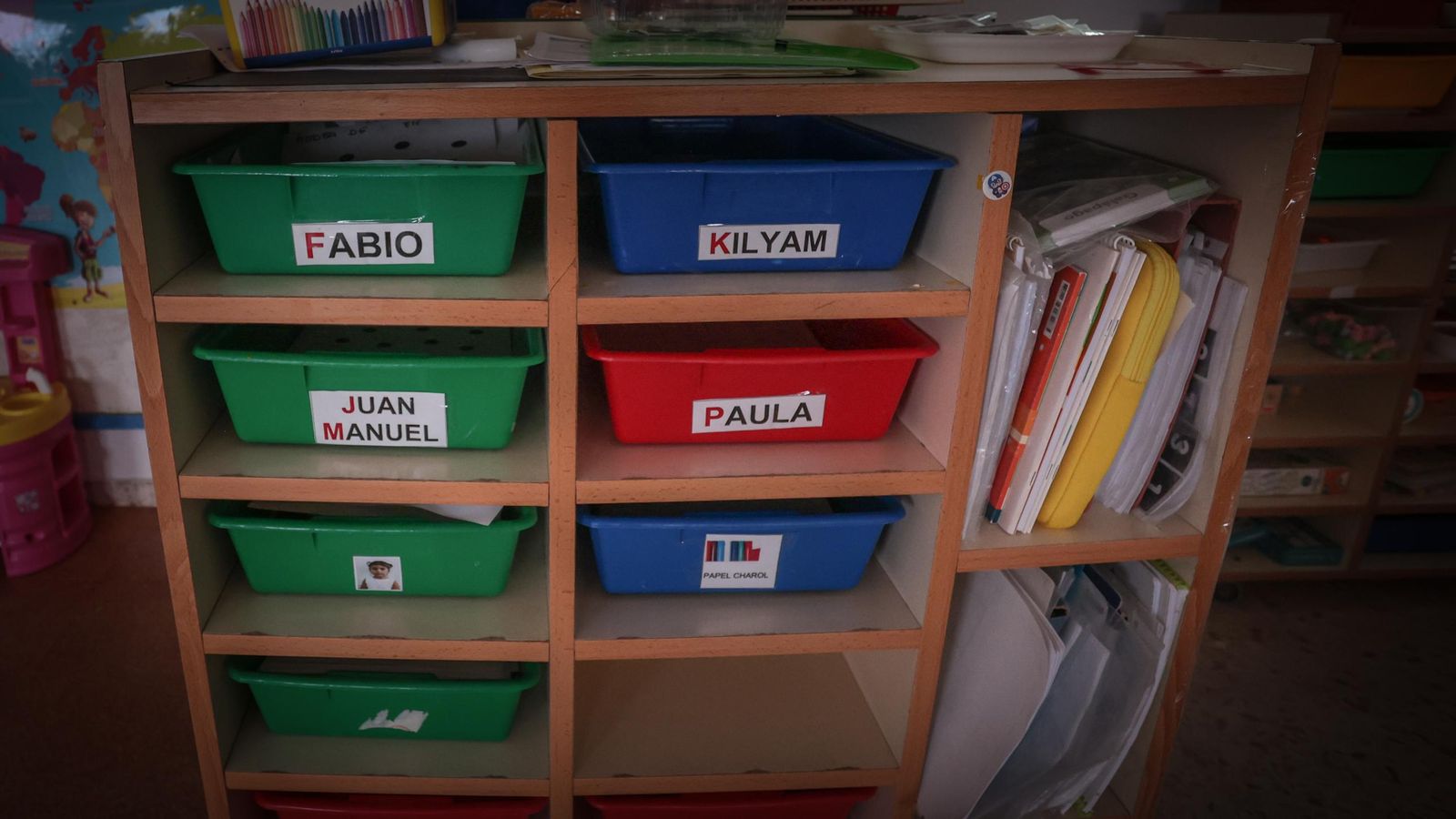 Los nombres de los alumnos del colegio Poeta Julio Mariscal, en Junta de los Ríos.