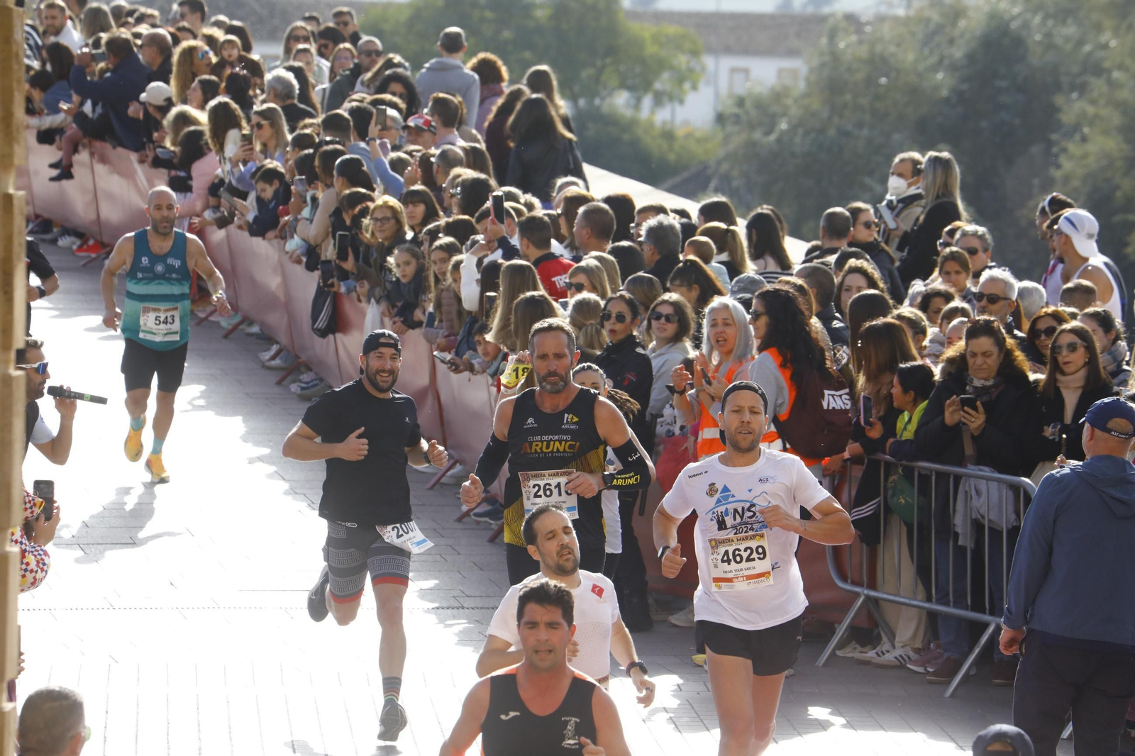 La gloria de cruzar la Puerta del Puente: las fotos de la línea de meta de la Media Maratón de Córdoba 2024
