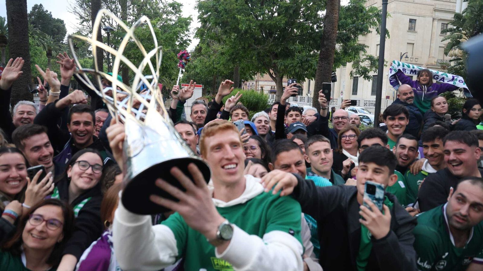 Alberto Díaz, con un grupo de aficionados