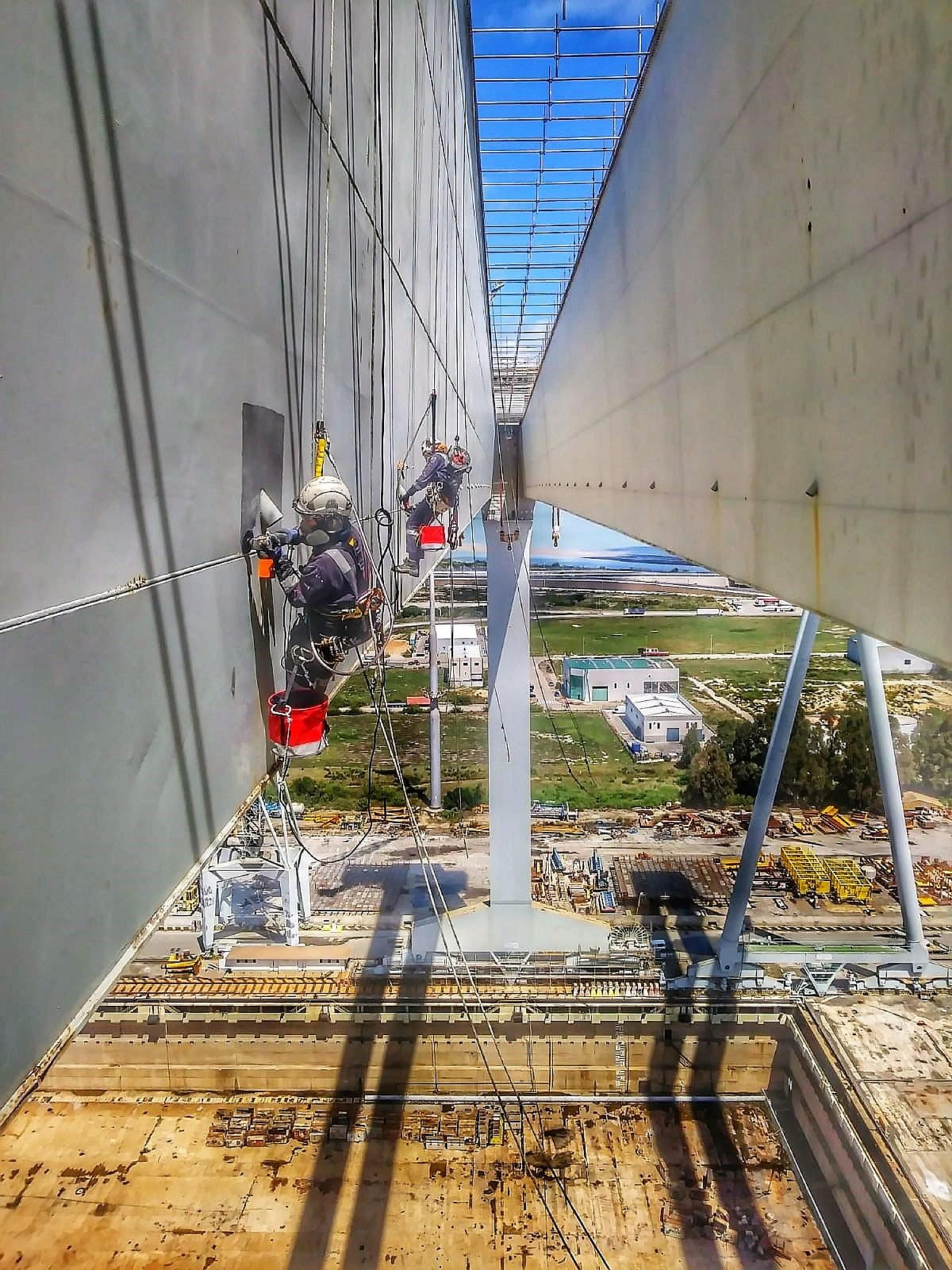 Trabajos de mejora en una de las grúas.