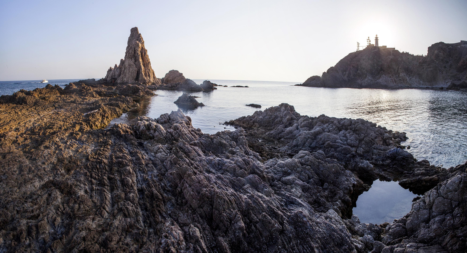 Impresionante vista del Arrecife de las Sirenas, una de las joyas del Parque Natural de Cabo de Gata-Níjar en Almería.
