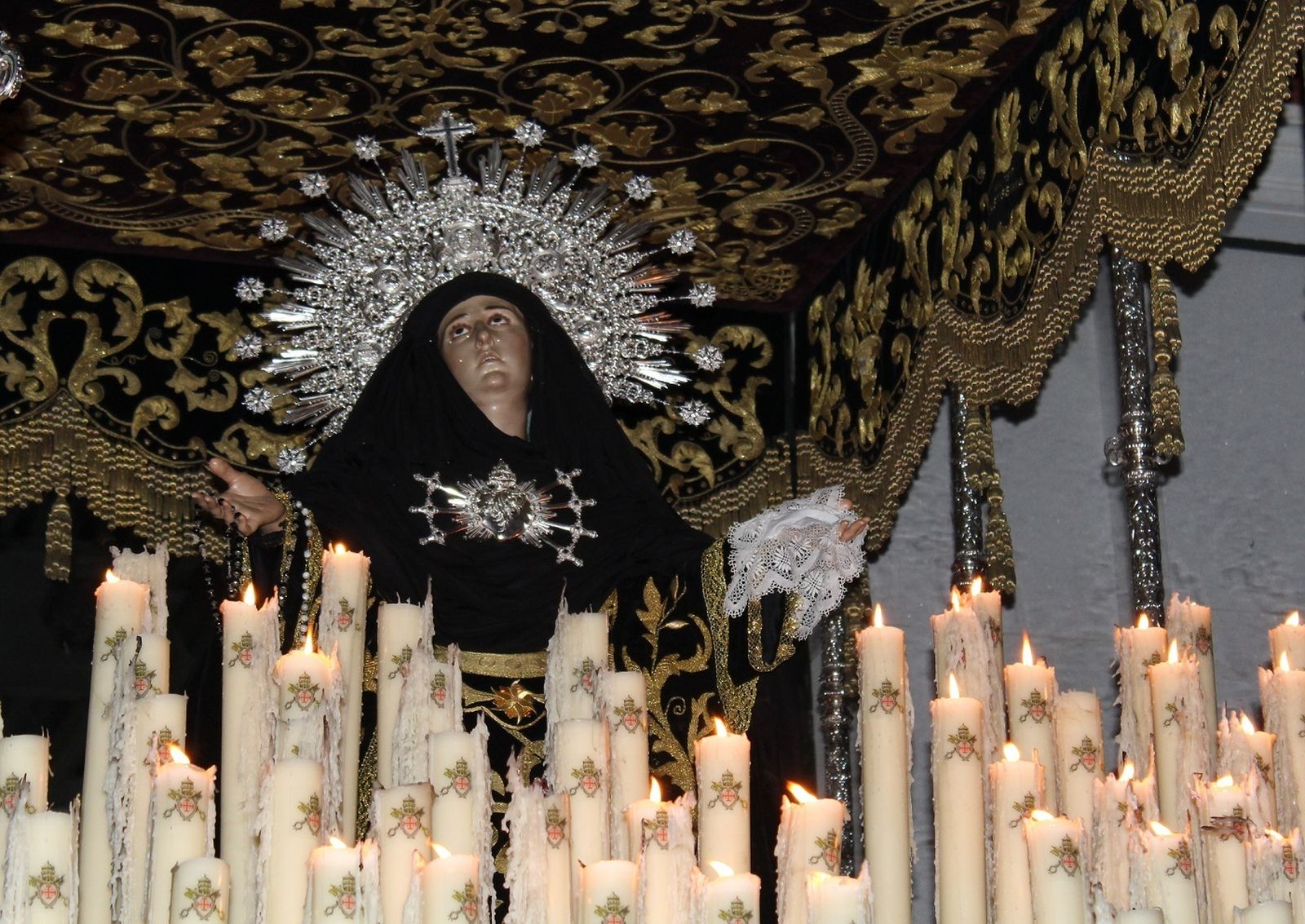 La Virgen de la Soledad con el paso que cumple sus bodas de plata este 2017.