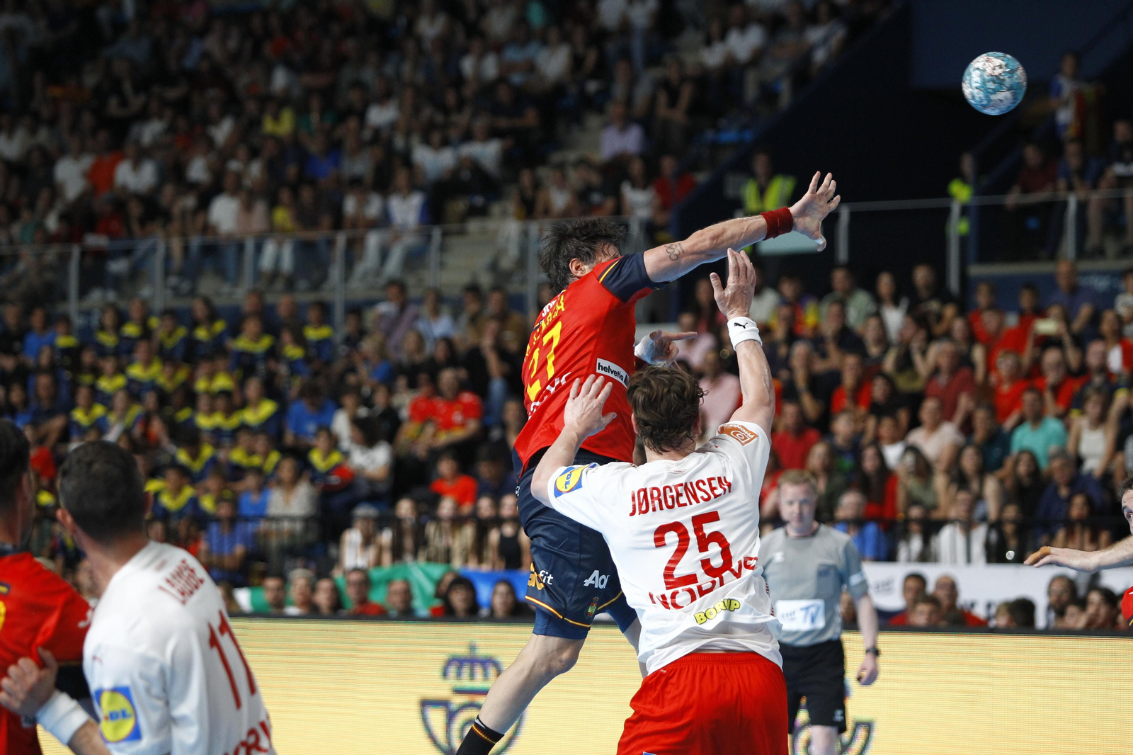 Imágenes del España-Dinamarca de la EHF Euro Cup de balonmano, en Almería