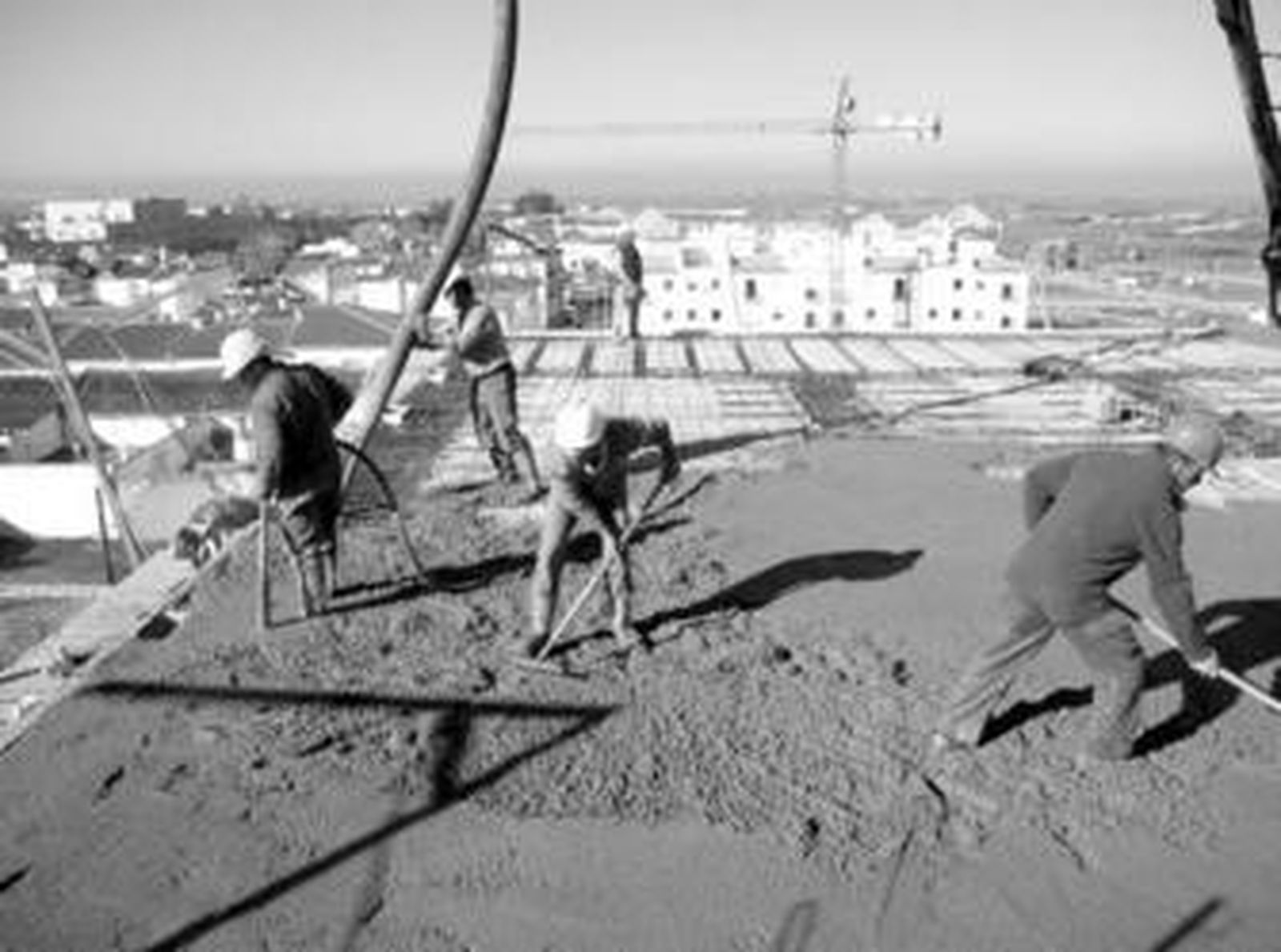 Una cuadrilla de albañiles trabaja en una promoción en Pozoblanco.