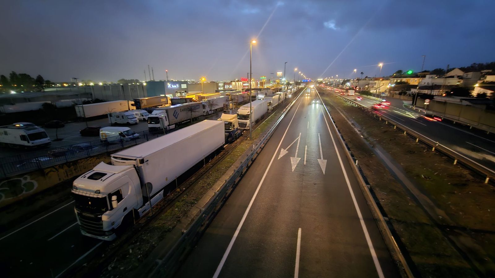 Camiones en la vía de servicio de la A-7.