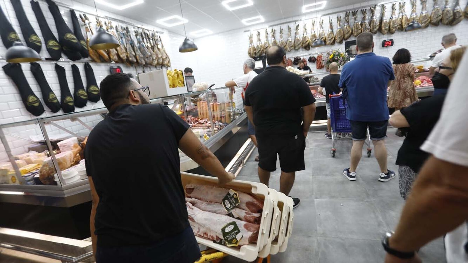 Las fotos de la reapertura de la Boutique de la Carne 42 días después del incendio