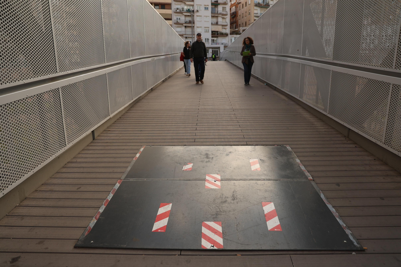 El arreglo provisional sobre los listones de madera del puente del CAC.