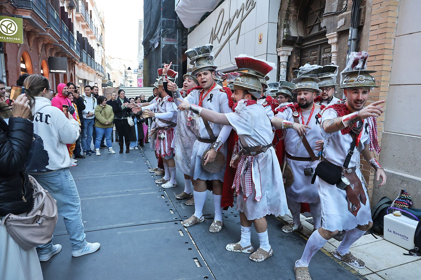 Las agrupaciones del Carnaval Colombino toman las calles del centro de Huelva
