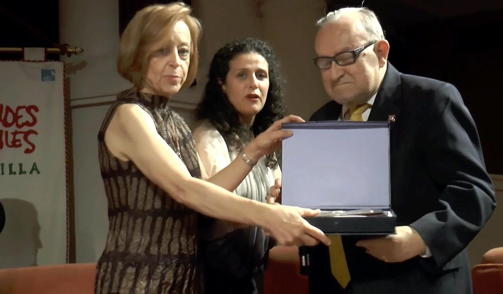 Ana Guijarro y Concha Arenal entregan a García Casas la placa del homenaje que se le brindó en junio en Cajasol.