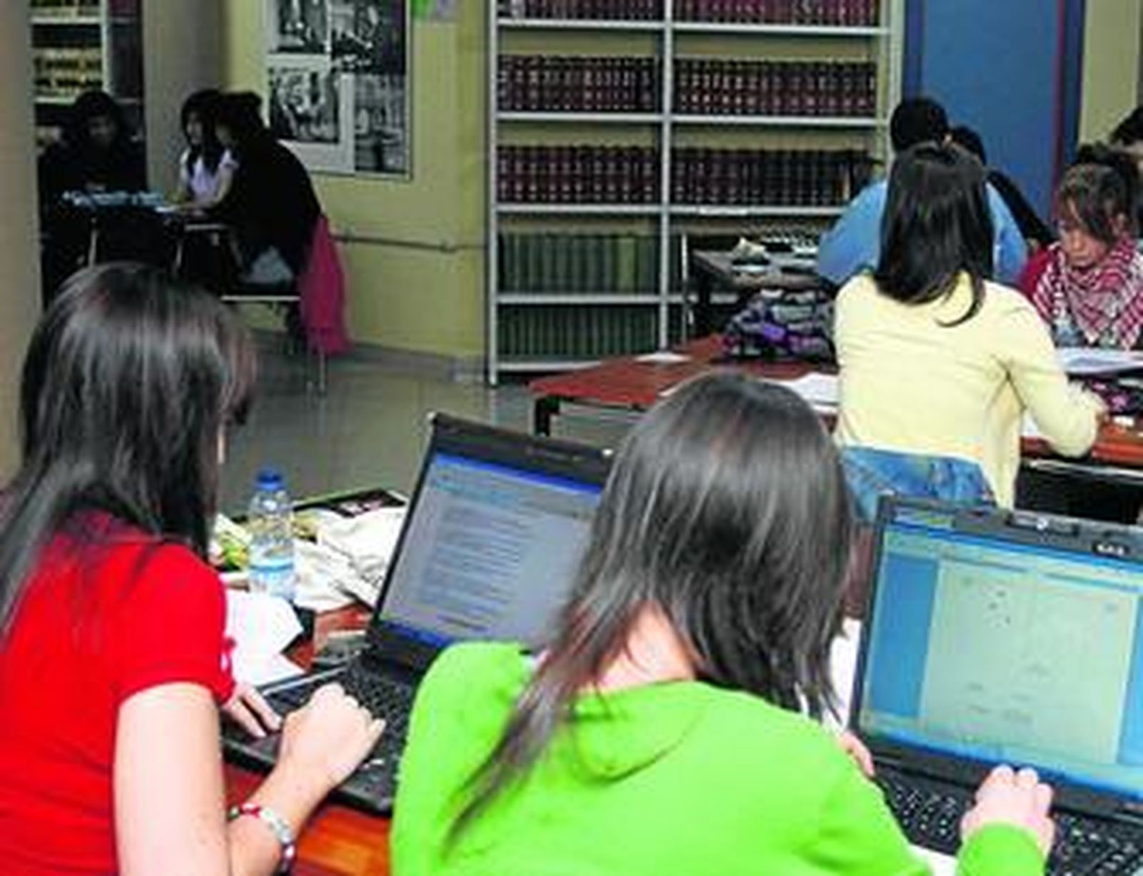 Un grupo de alumnas de la UCO, en una de sus salas de estudio.